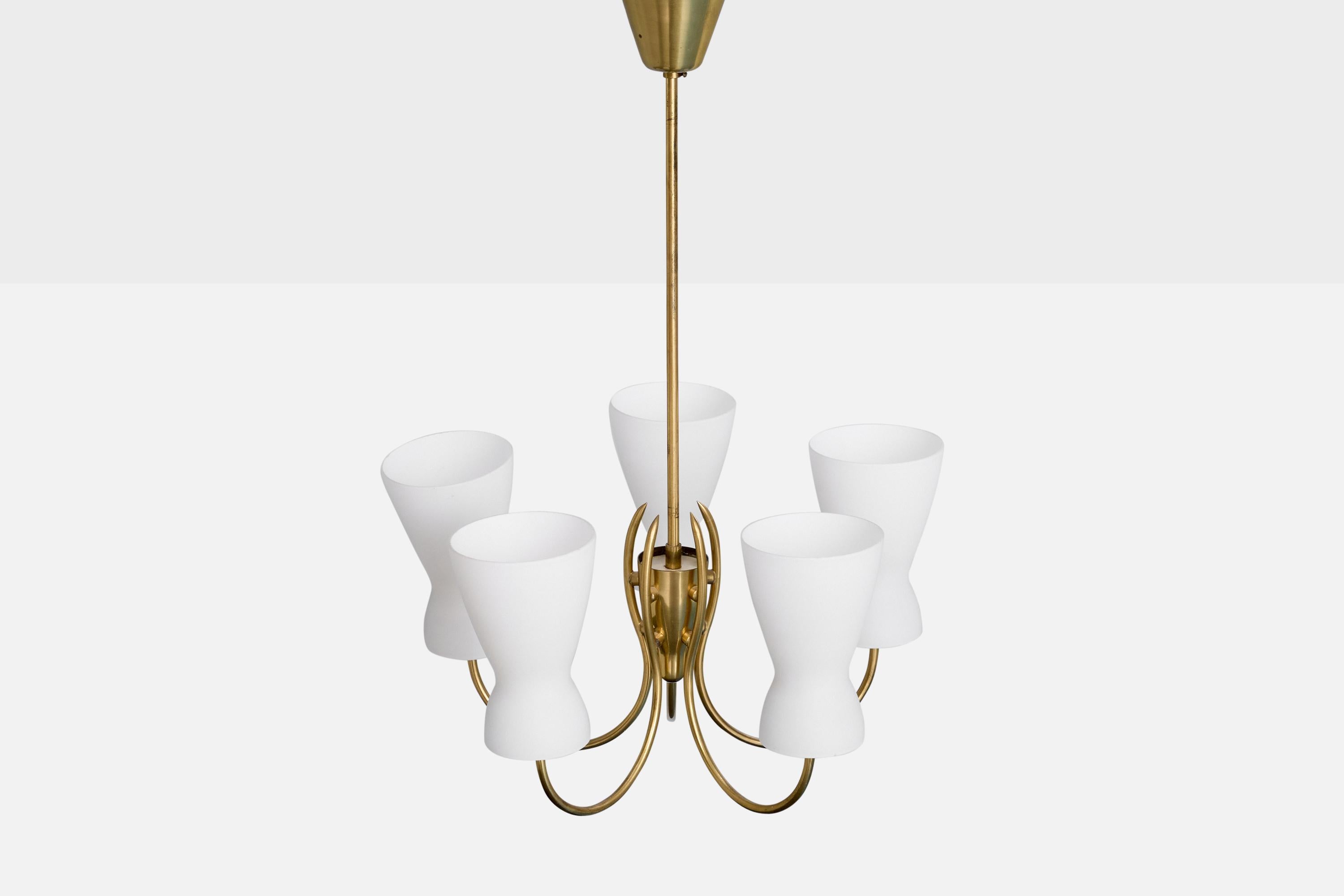 Designer suédois, lustre, laiton, verre, Suède, années 1950 Bon état - En vente à High Point, NC