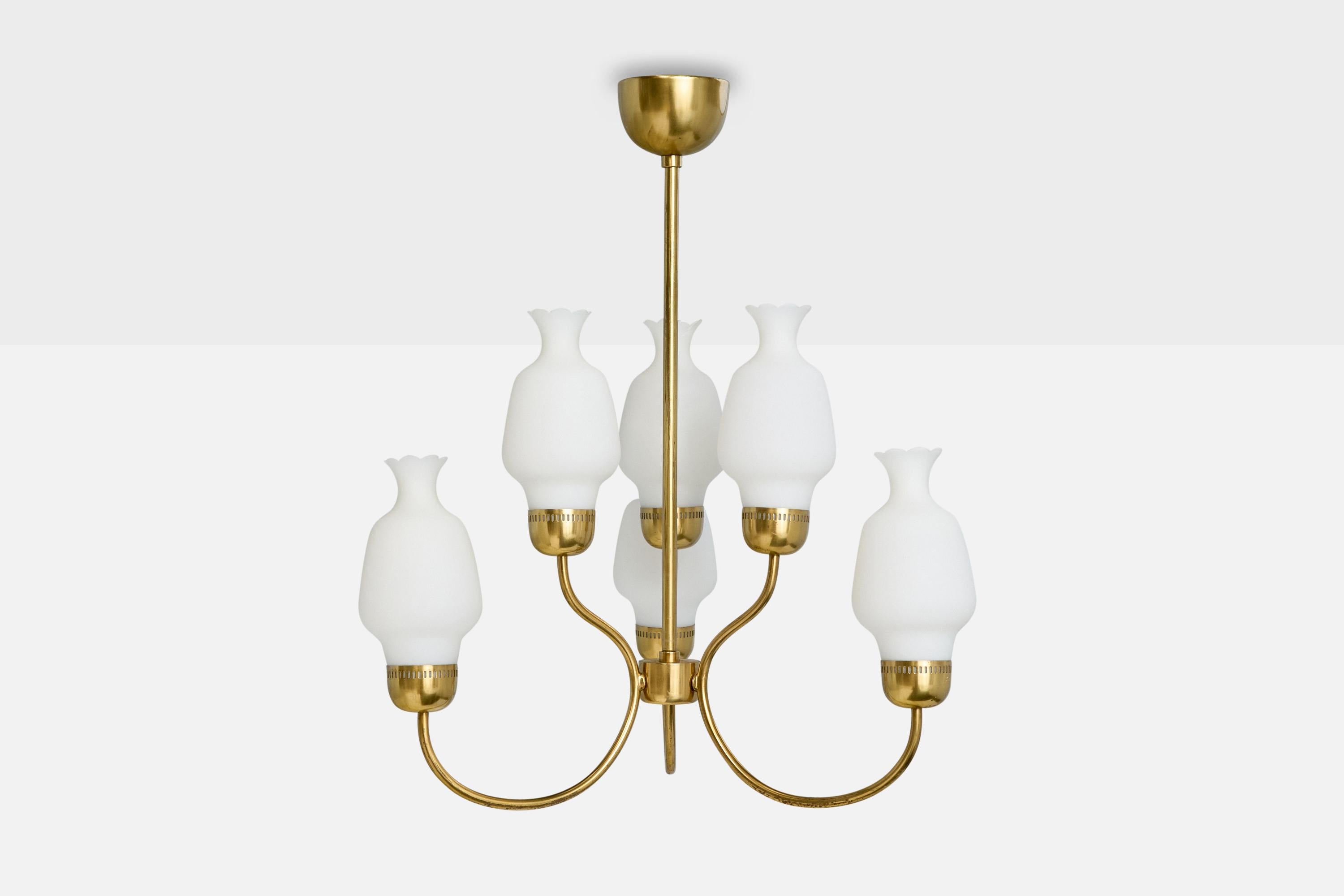 Designer suédois, lustre, laiton, verre, Suède, années 1950 Bon état - En vente à High Point, NC