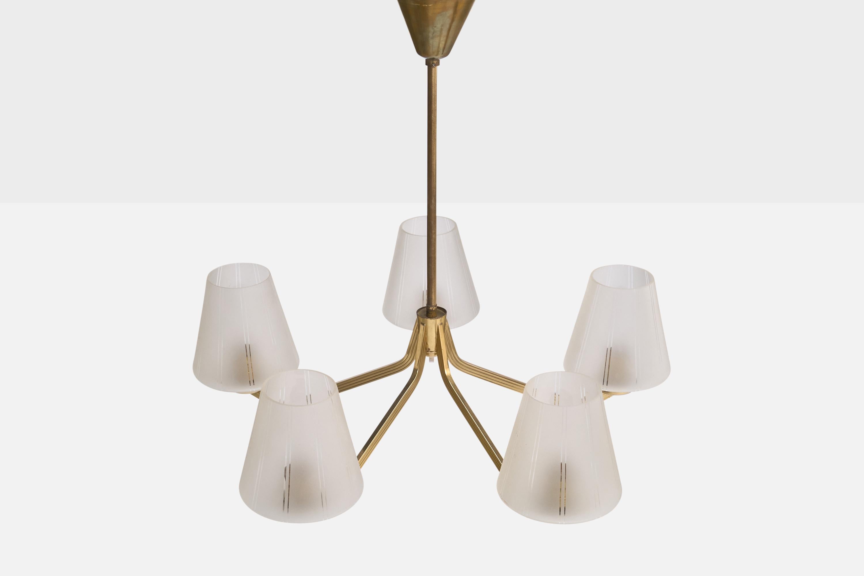 Designer suédois, lustre, laiton, verre, Suède, années 1950 Bon état - En vente à High Point, NC