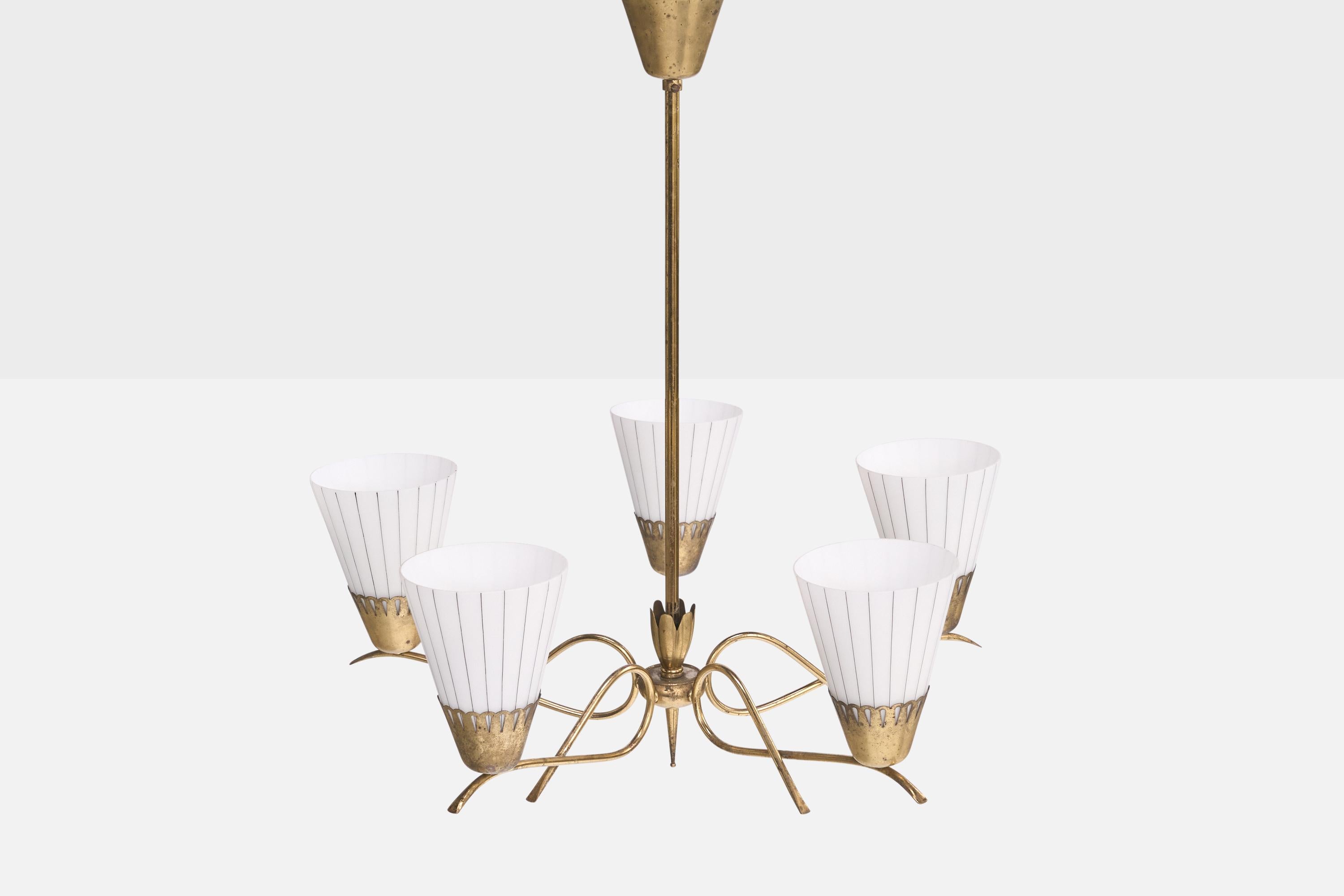 Suédois Designer suédois, lustre, laiton, verre, Suède, années 1950 en vente