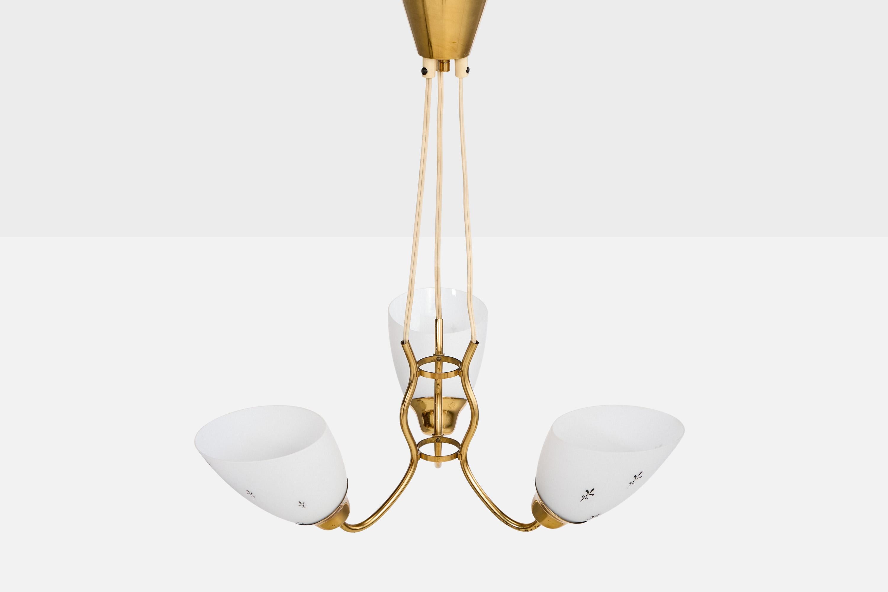 Suédois Designer suédois, lustre, laiton, verre, Suède, années 1950 en vente