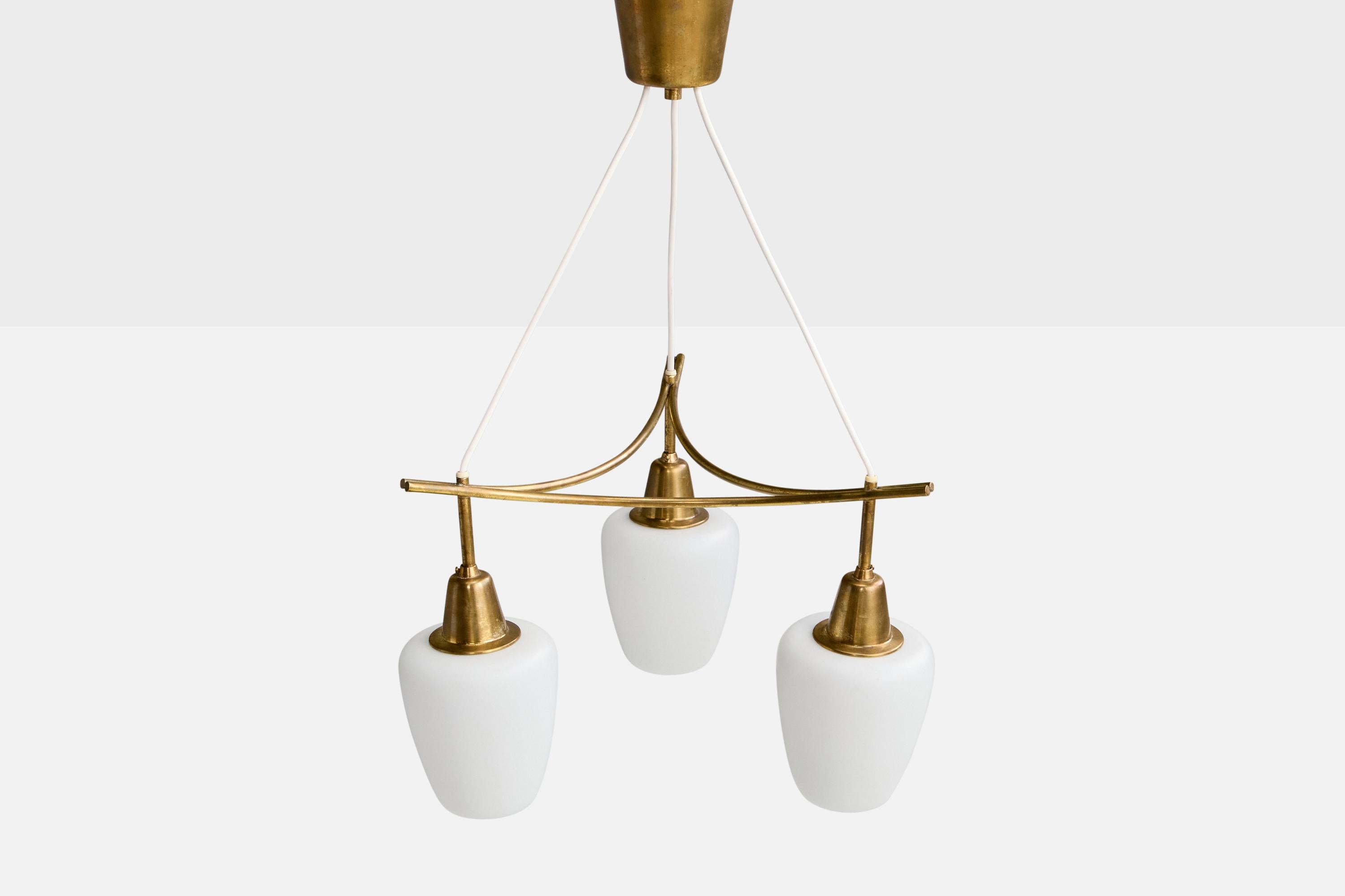 Svedese Lampadario di design svedese, ottone, vetro, Svezia, anni '1950 in vendita