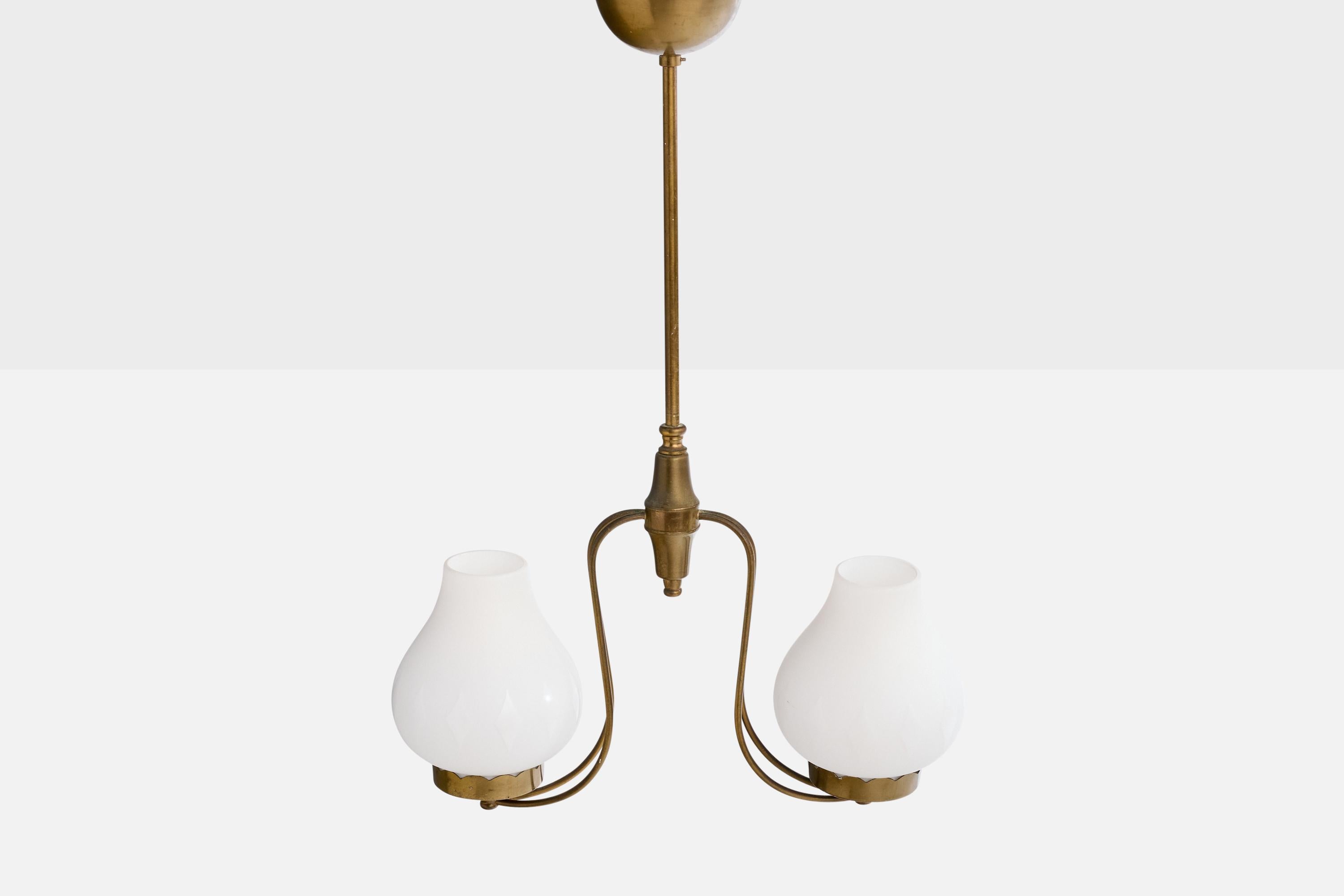 Suédois Designer suédois, lustre, laiton, verre, Suède, années 1950 en vente