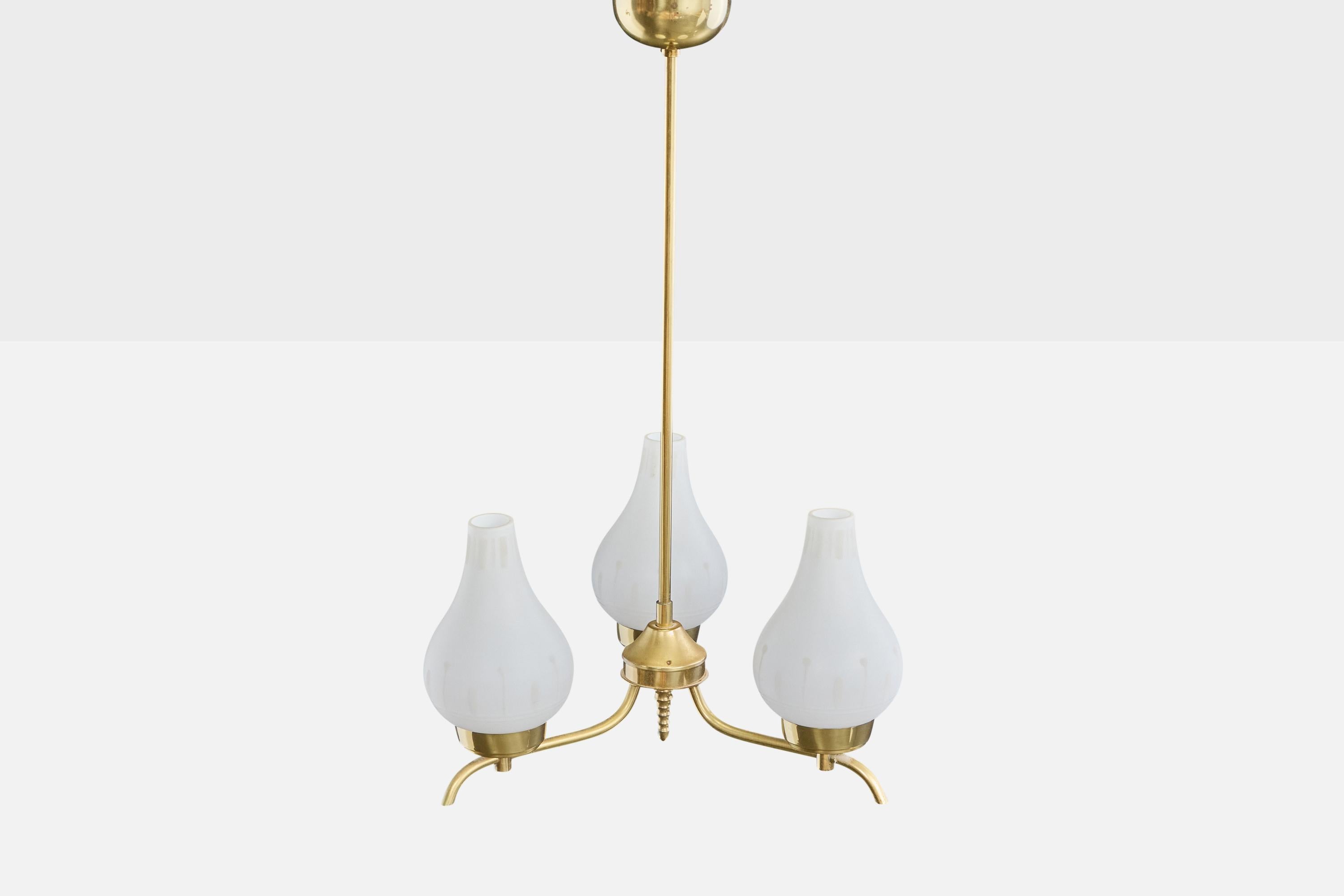 Svedese Lampadario di design svedese, ottone, vetro, Svezia, anni '1950 in vendita