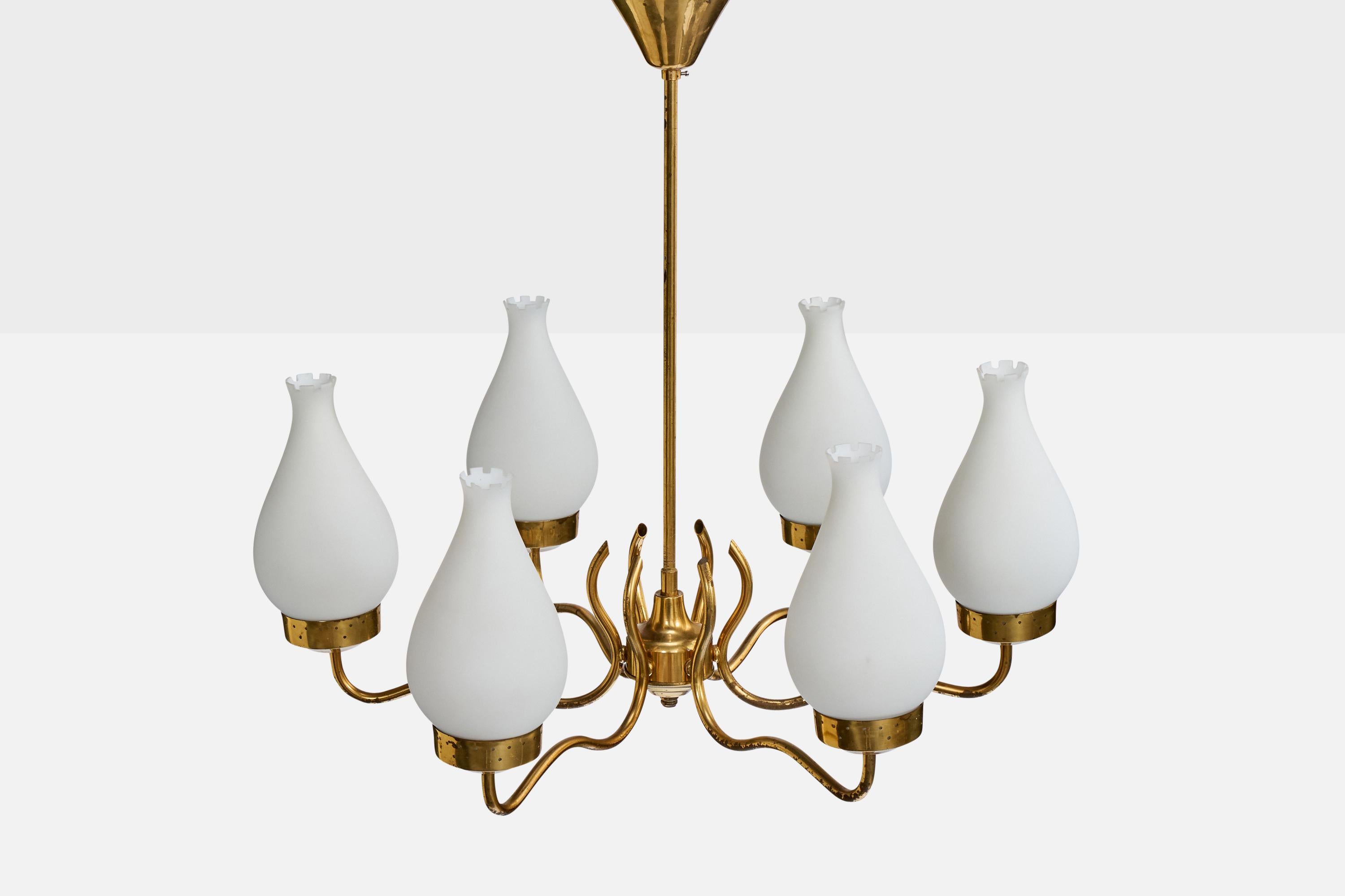 Suédois Designer suédois, lustre, laiton, verre, Suède, années 1950 en vente