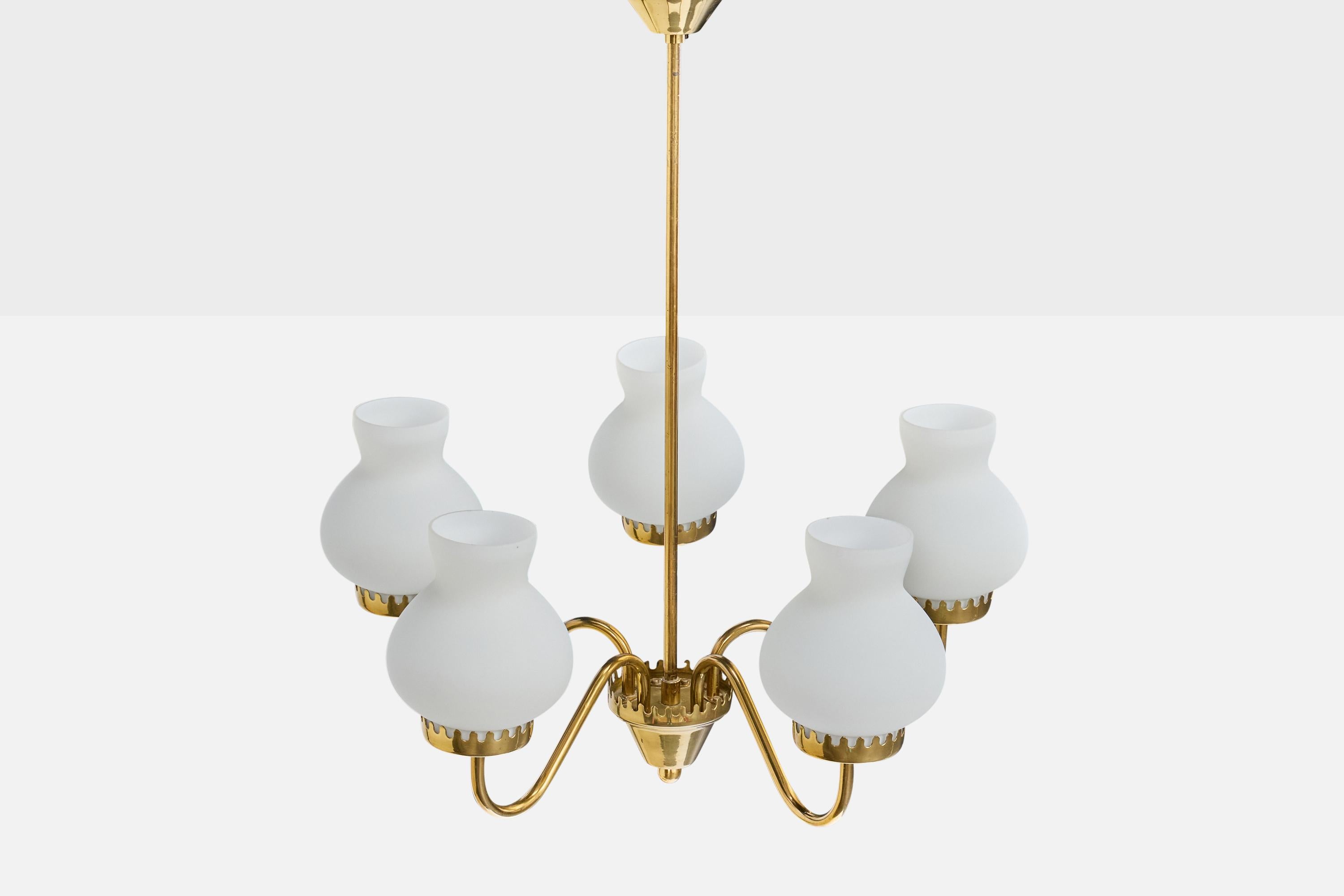 Suédois Designer suédois, lustre, laiton, verre, Suède, années 1950 en vente