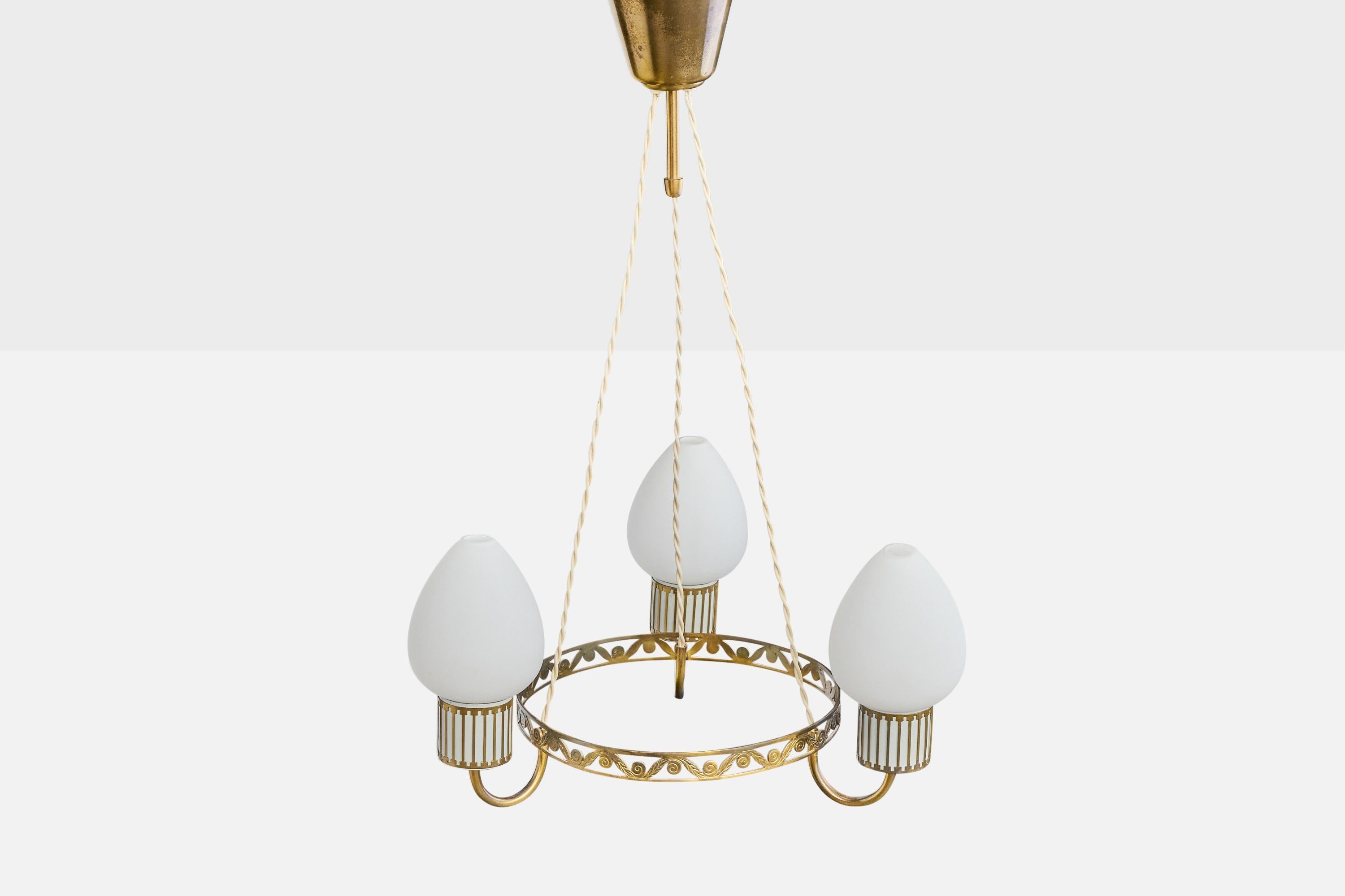 Suédois Designer suédois, lustre, laiton, verre, Suède, années 1950 en vente