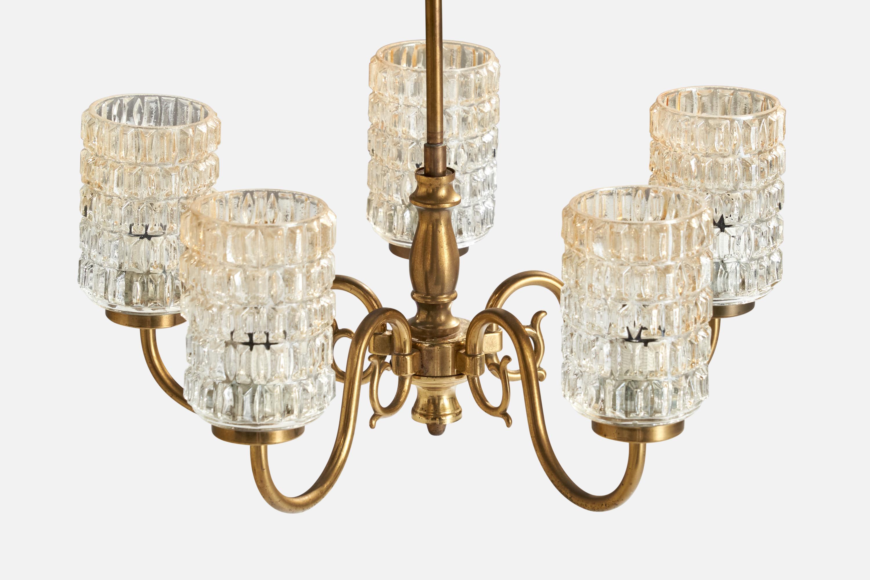 Designer suédois, lustre, laiton, verre, Suède, années 1950 Bon état - En vente à High Point, NC