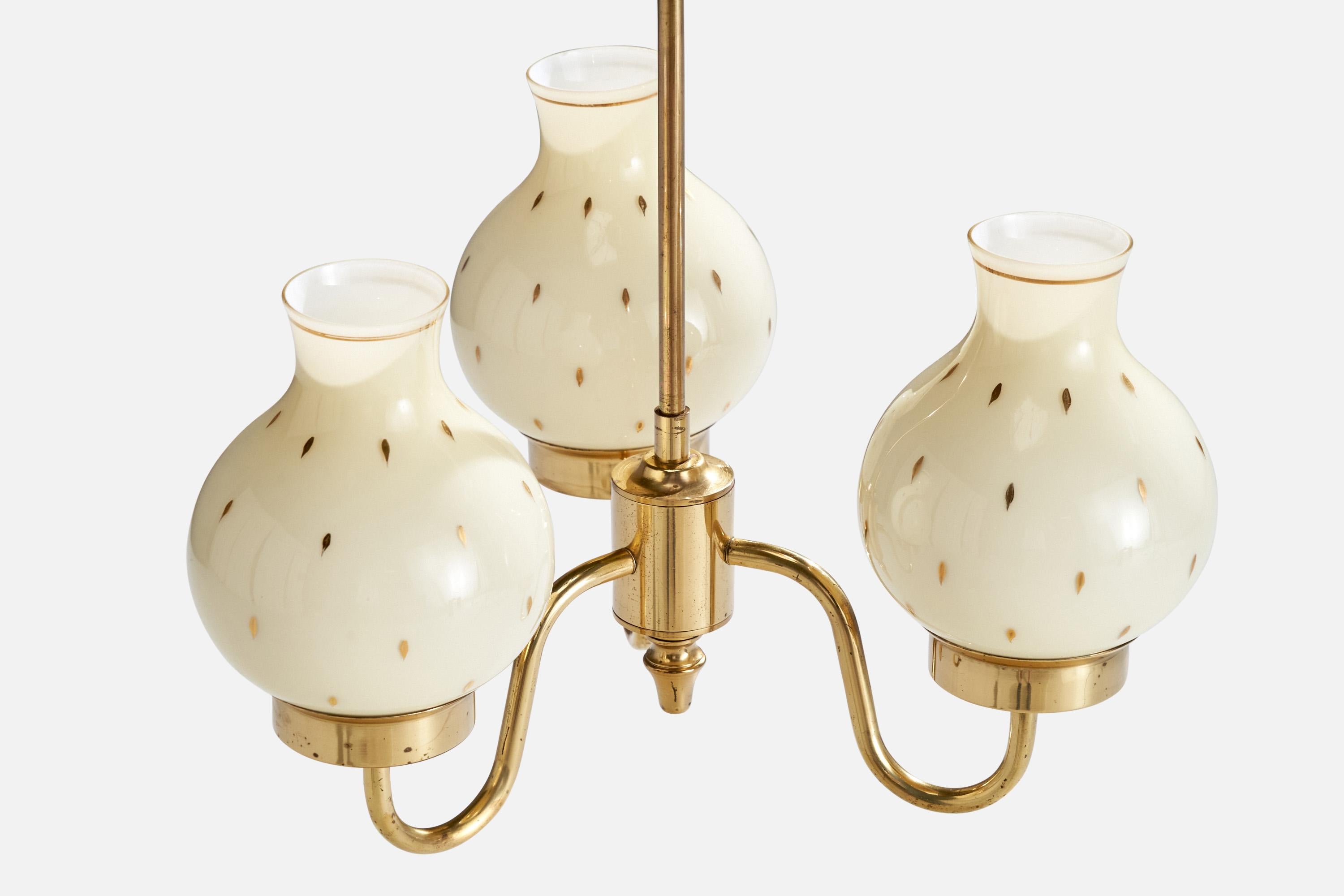 Designer suédois, lustre, laiton, verre, Suède, années 1950 Bon état - En vente à High Point, NC