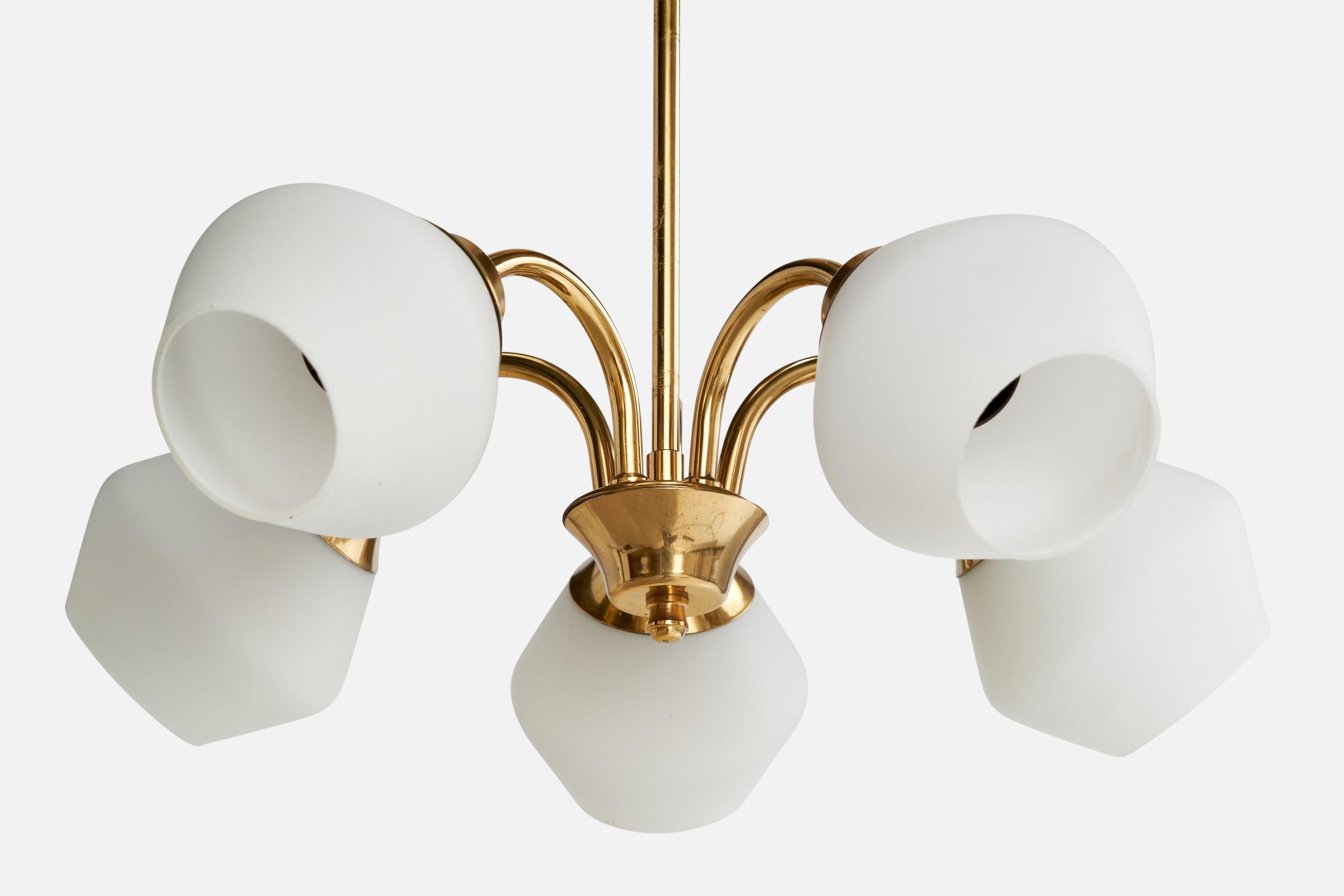 Milieu du XXe siècle Designer suédois, lustre, laiton, verre, Suède, années 1950 en vente