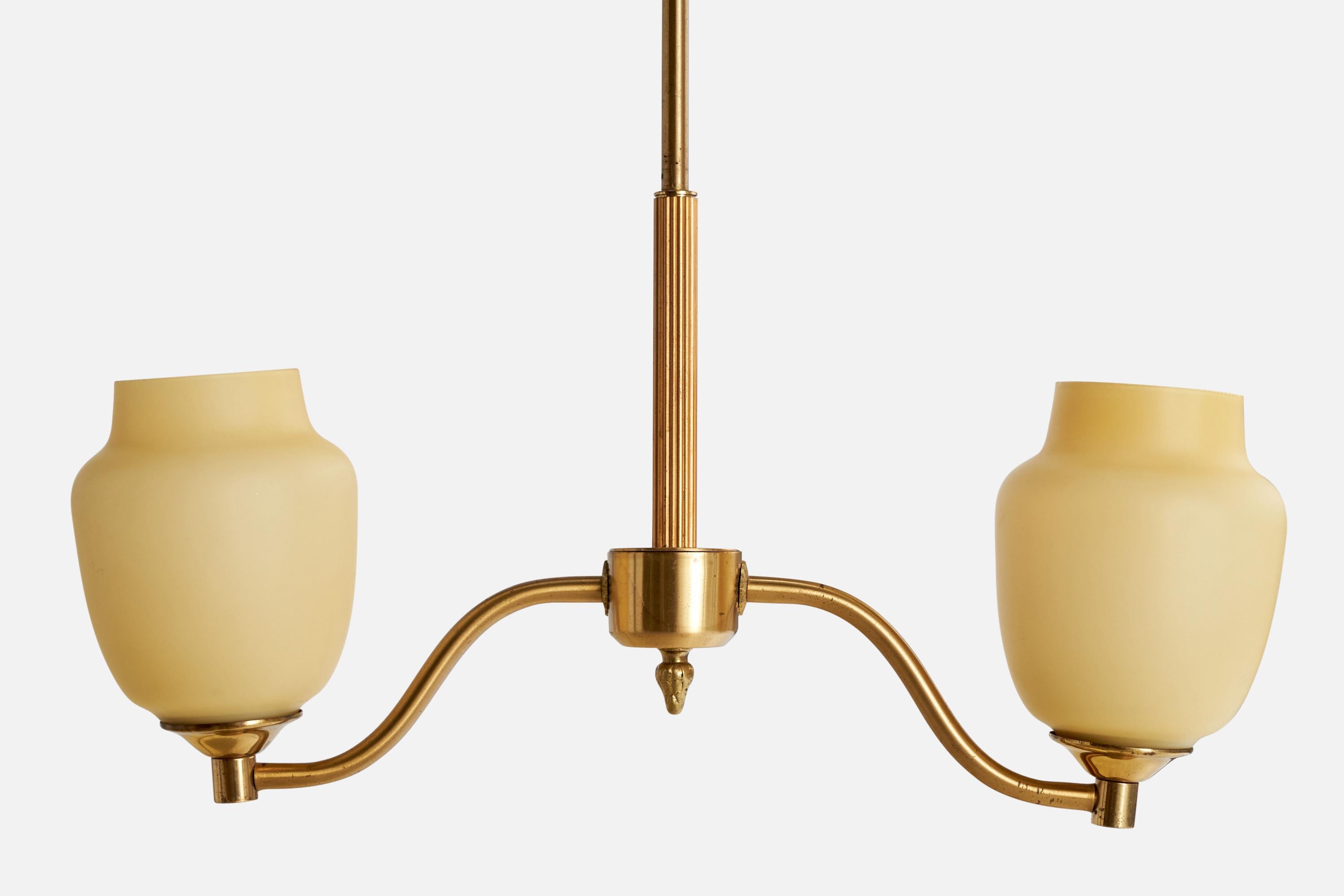 Milieu du XXe siècle Designer suédois, lustre, laiton, verre, Suède, années 1950 en vente