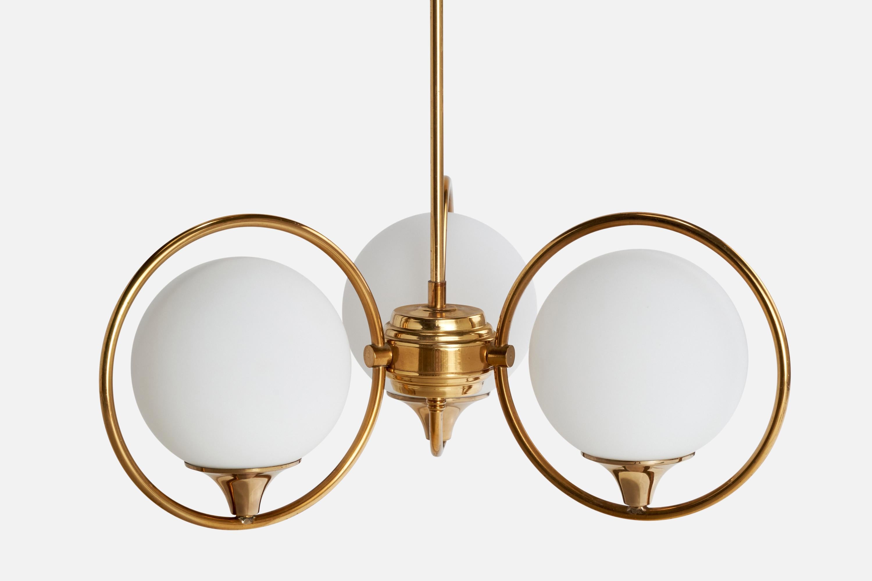 Milieu du XXe siècle Designer suédois, lustre, laiton, verre, Suède, années 1950 en vente