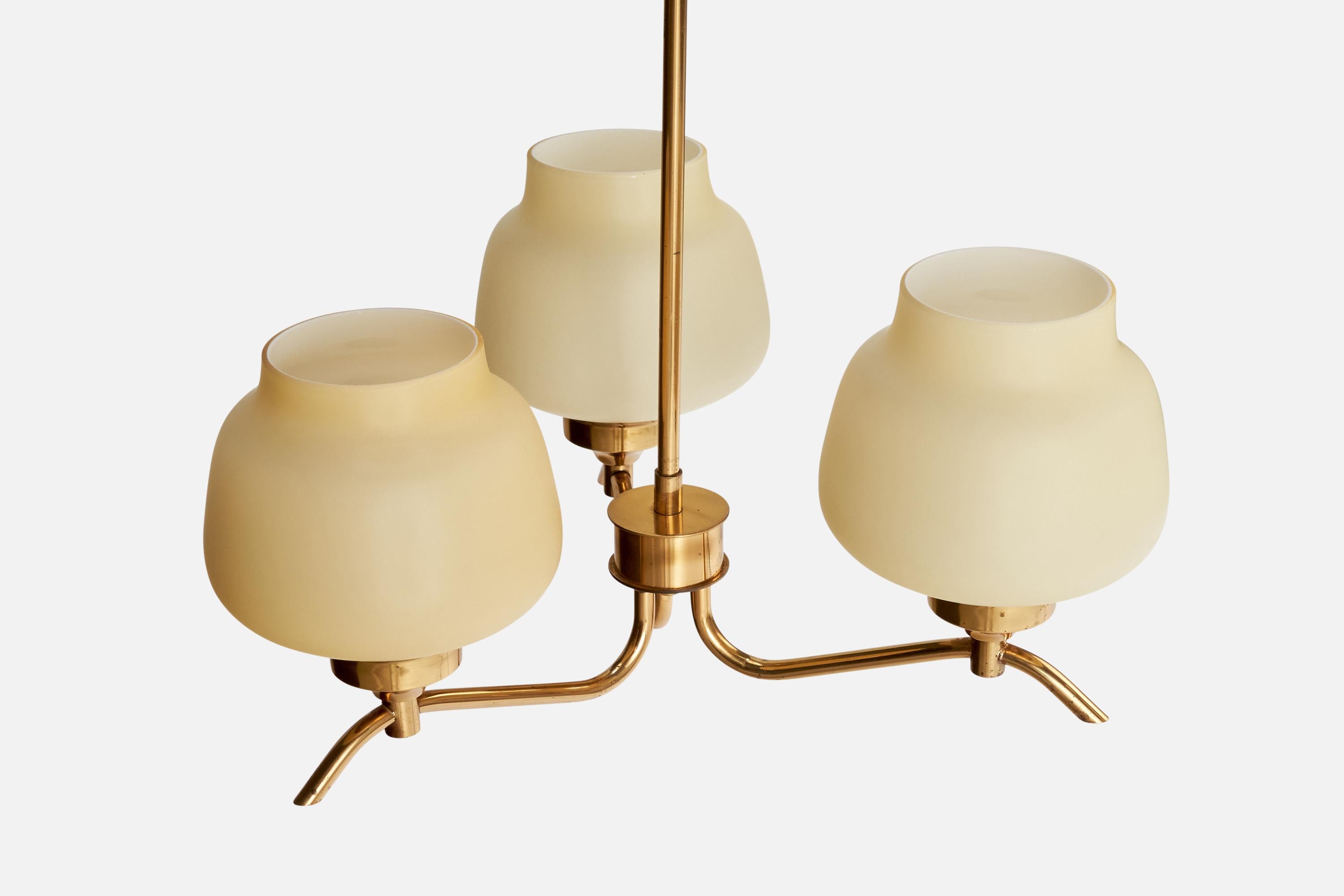Designer suédois, lustre, laiton, verre, Suède, années 1950 Bon état - En vente à High Point, NC