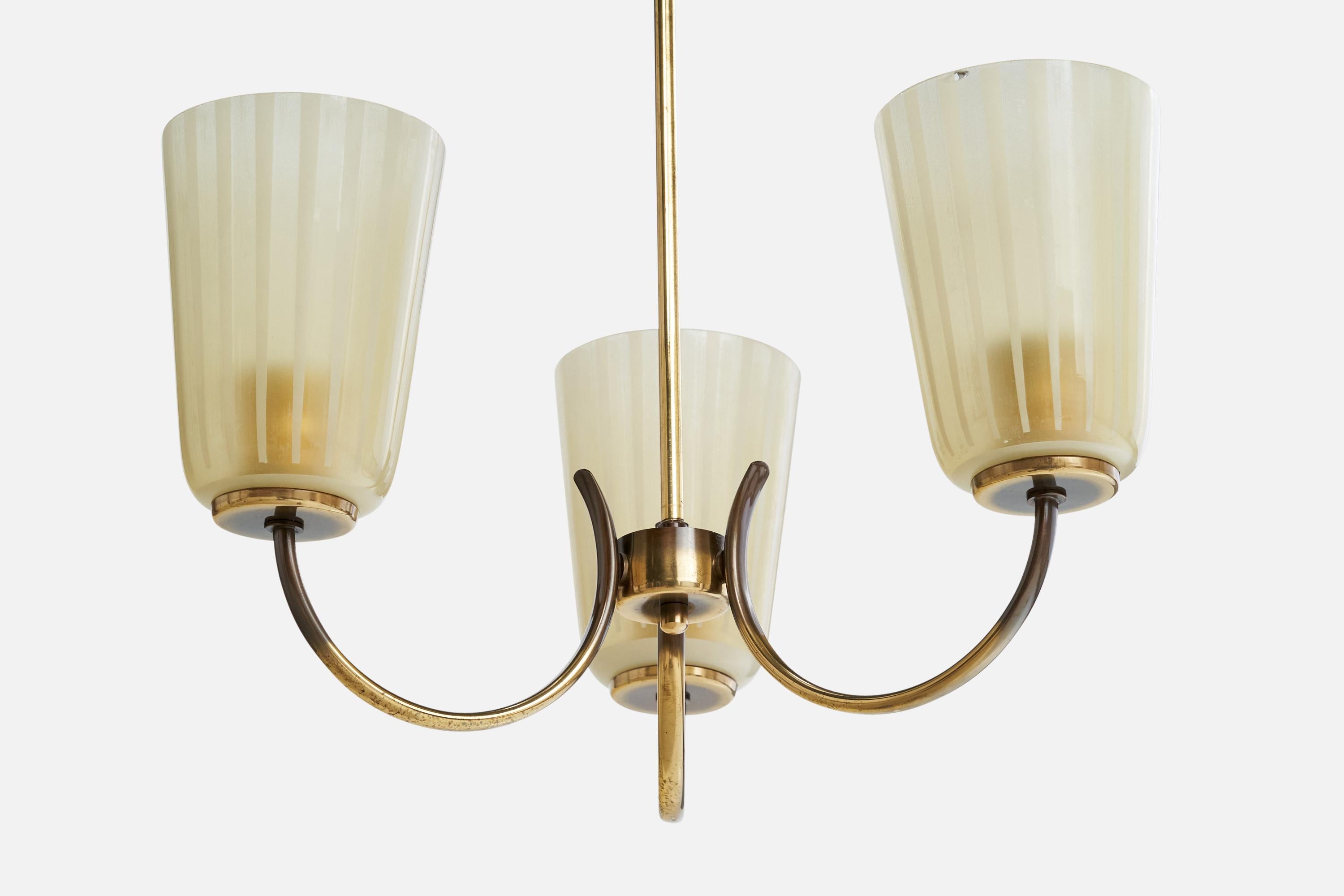 Designer suédois, lustre, laiton, verre, Suède, années 1950 Bon état - En vente à High Point, NC