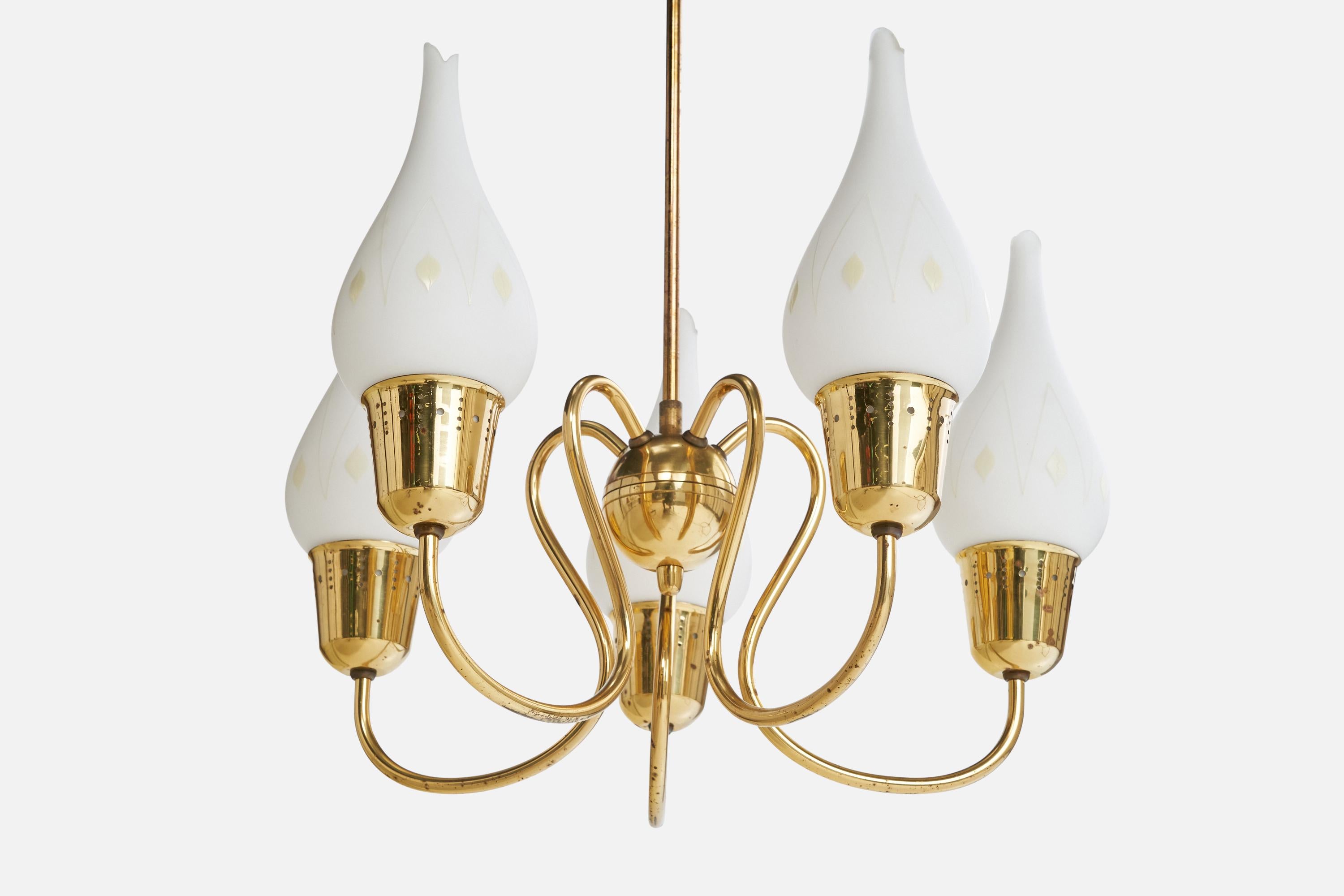 Designer suédois, lustre, laiton, verre, Suède, années 1950 Bon état - En vente à High Point, NC