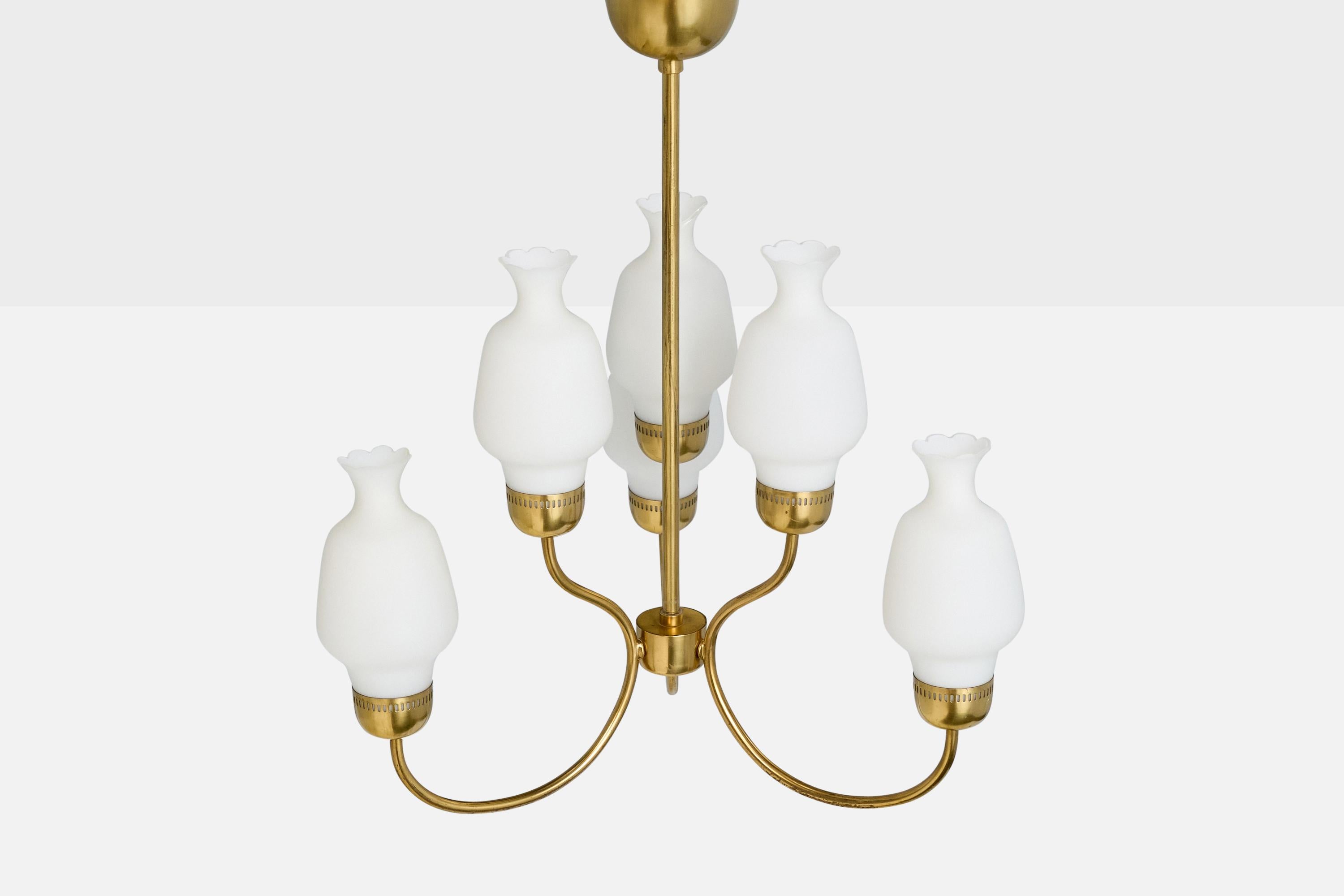 Milieu du XXe siècle Designer suédois, lustre, laiton, verre, Suède, années 1950 en vente