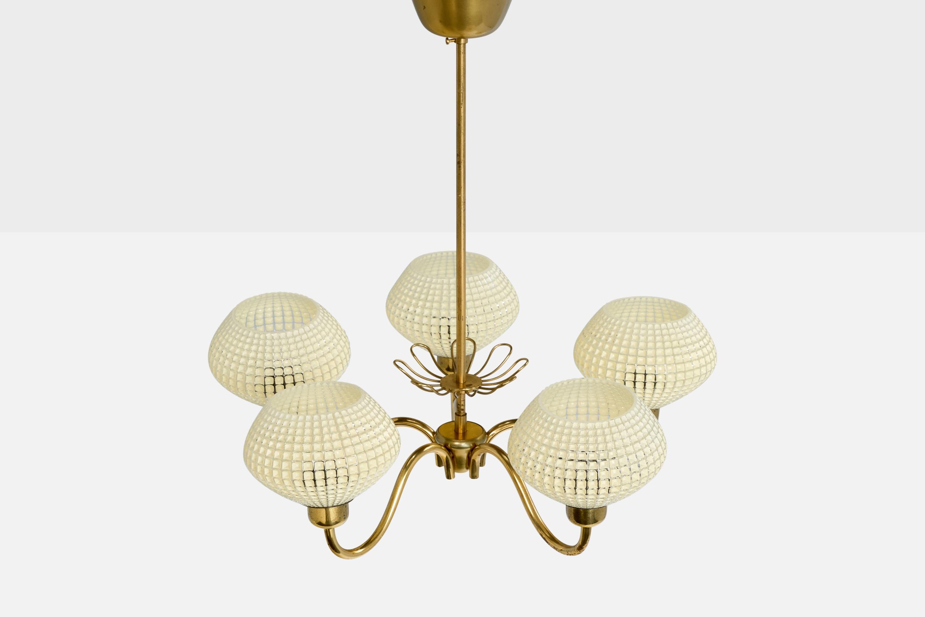 Designer suédois, lustre, laiton, verre, Suède, années 1950 Bon état - En vente à High Point, NC
