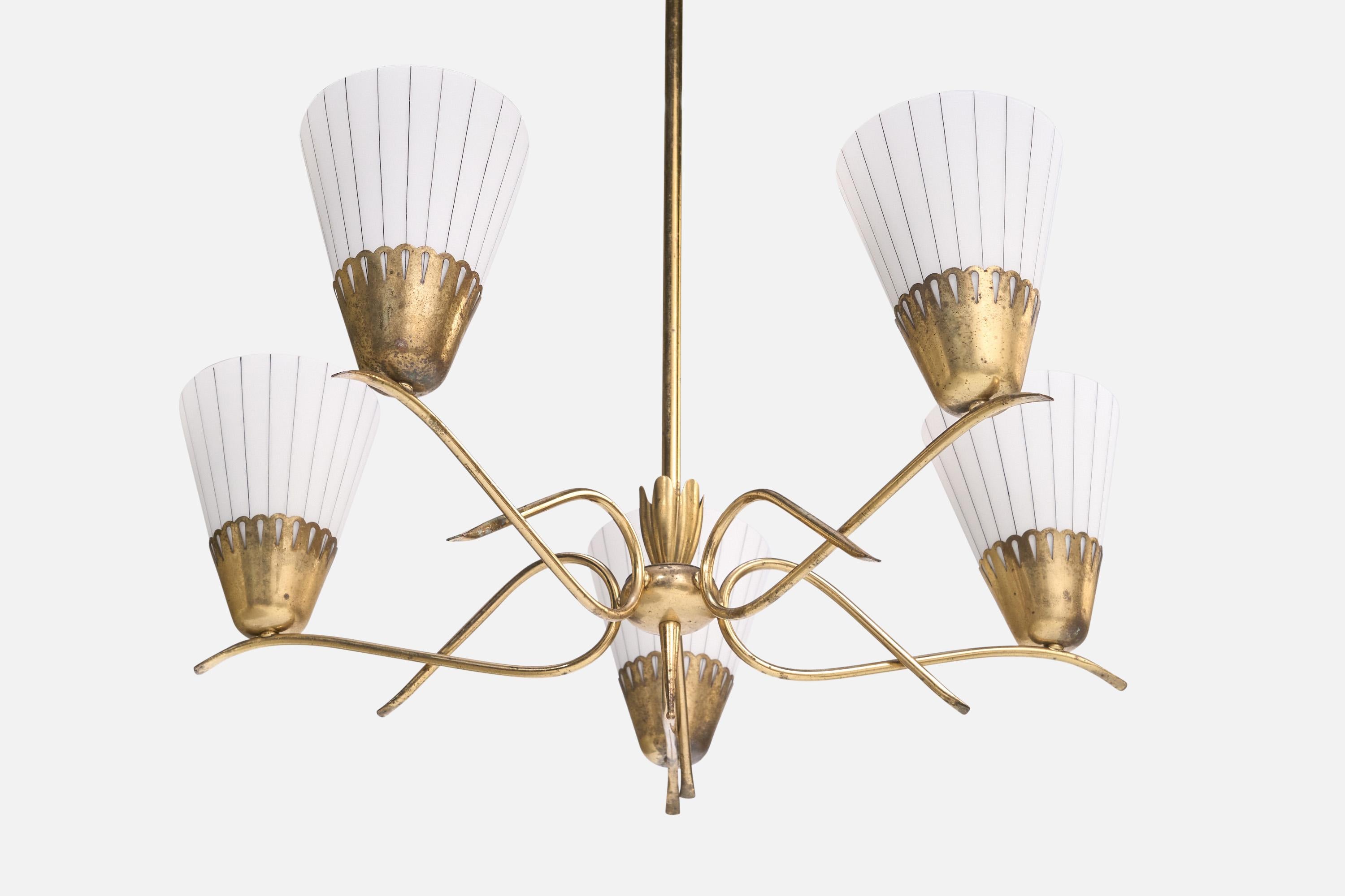 Designer suédois, lustre, laiton, verre, Suède, années 1950 Bon état - En vente à High Point, NC