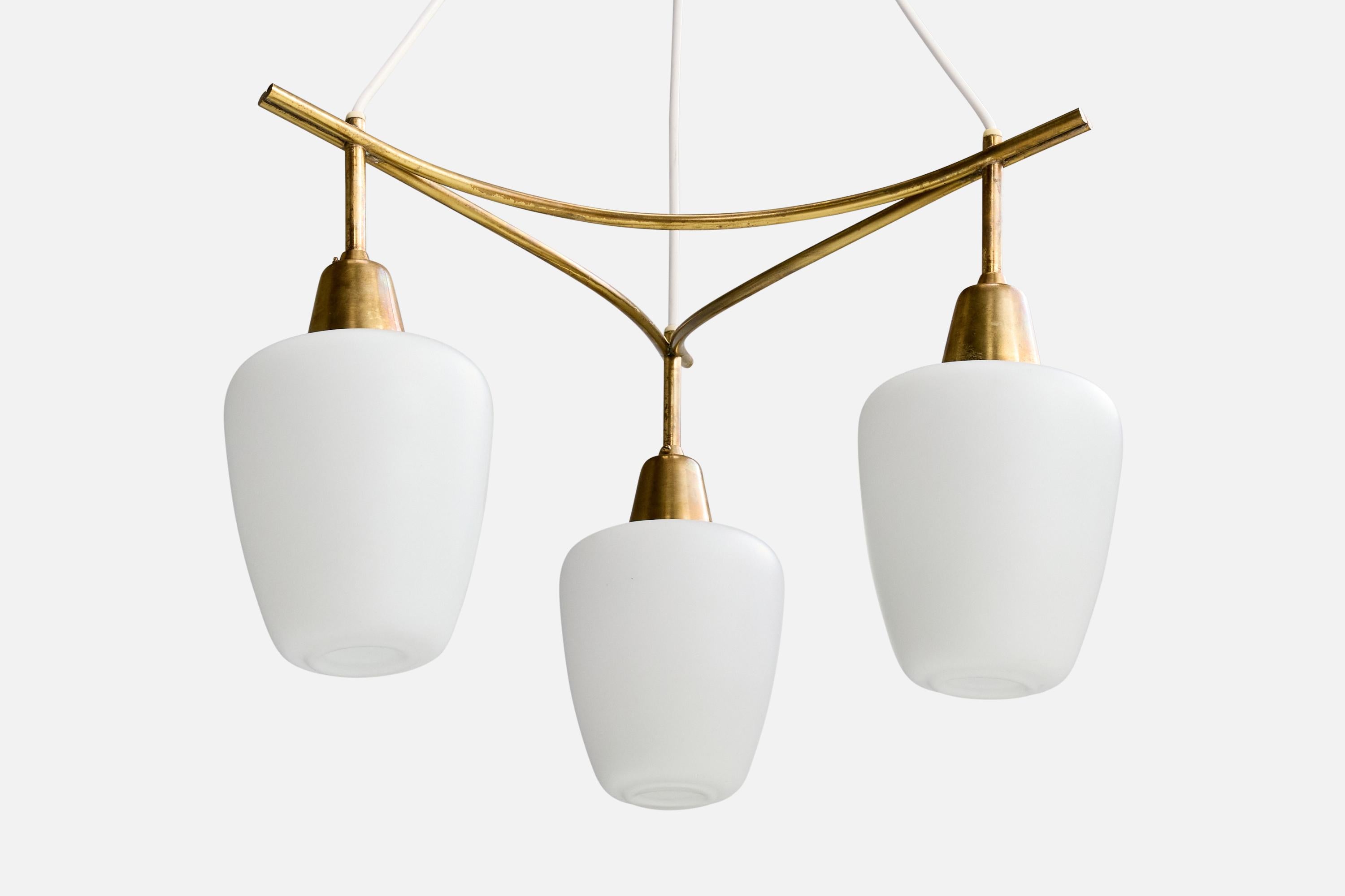 Lampadario di design svedese, ottone, vetro, Svezia, anni '1950 In condizioni buone in vendita a High Point, NC