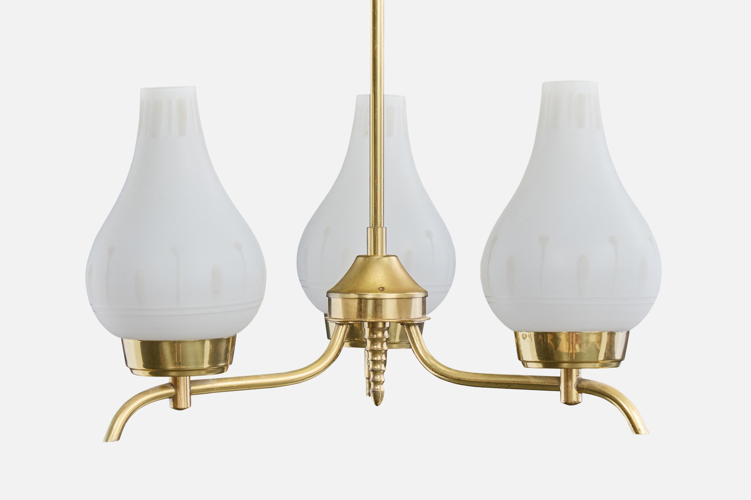 Lampadario di design svedese, ottone, vetro, Svezia, anni '1950 In condizioni buone in vendita a High Point, NC