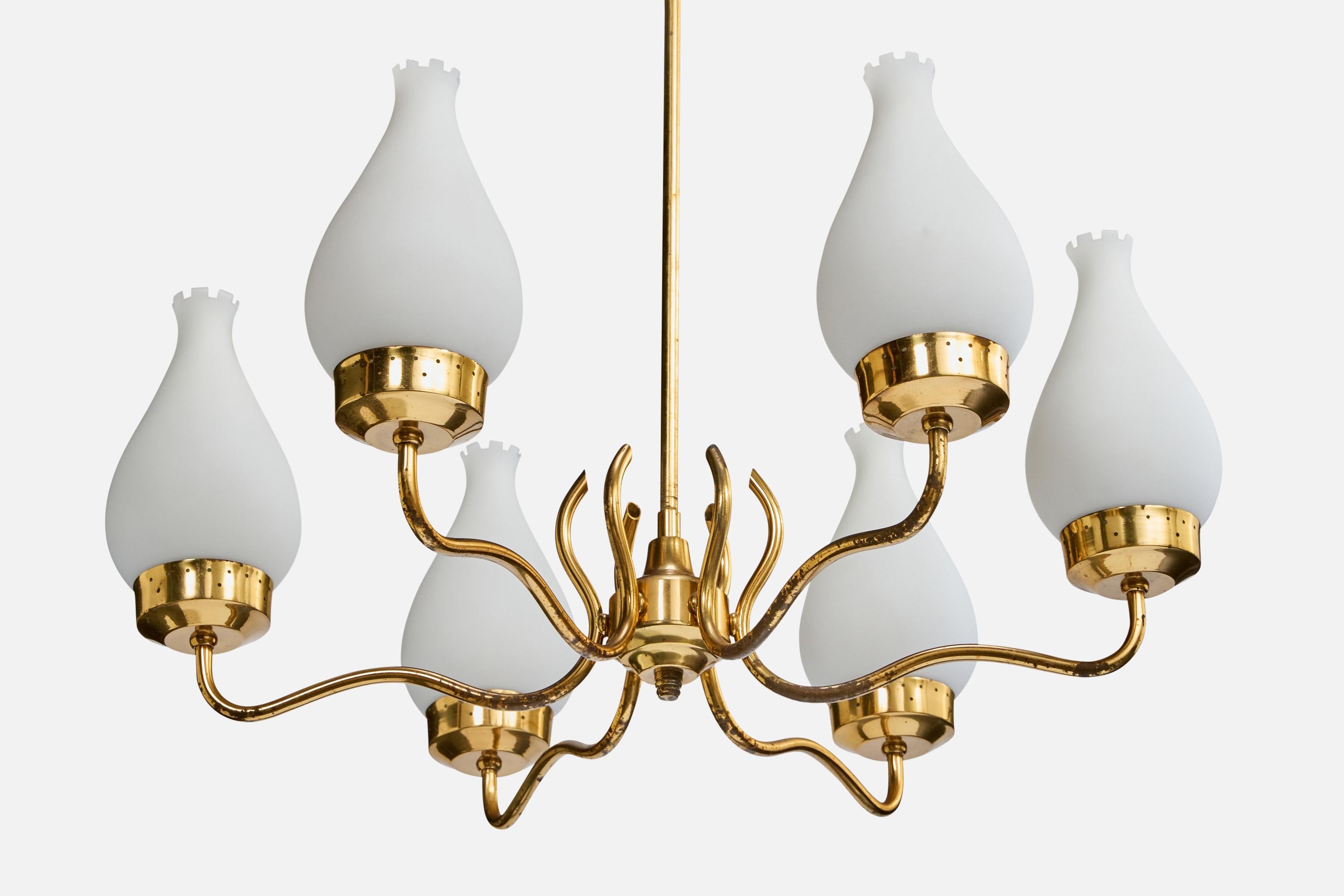 Designer suédois, lustre, laiton, verre, Suède, années 1950 État moyen - En vente à High Point, NC