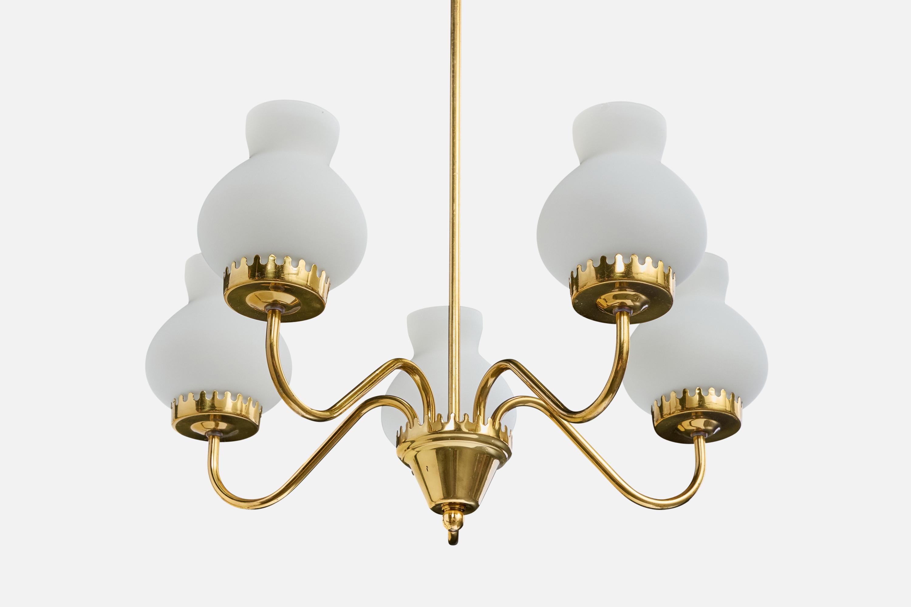 Designer suédois, lustre, laiton, verre, Suède, années 1950 Bon état - En vente à High Point, NC