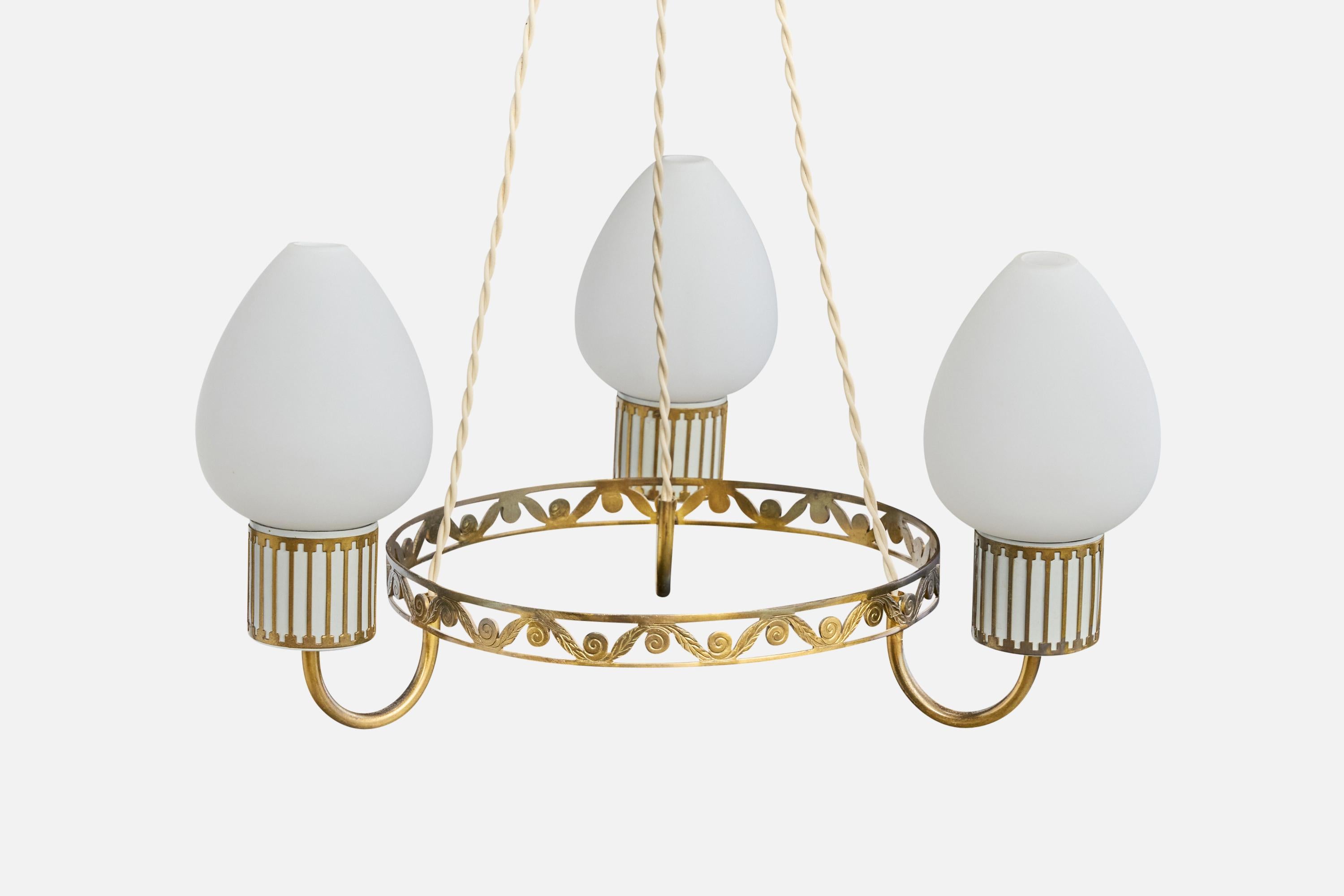 Designer suédois, lustre, laiton, verre, Suède, années 1950 Bon état - En vente à High Point, NC