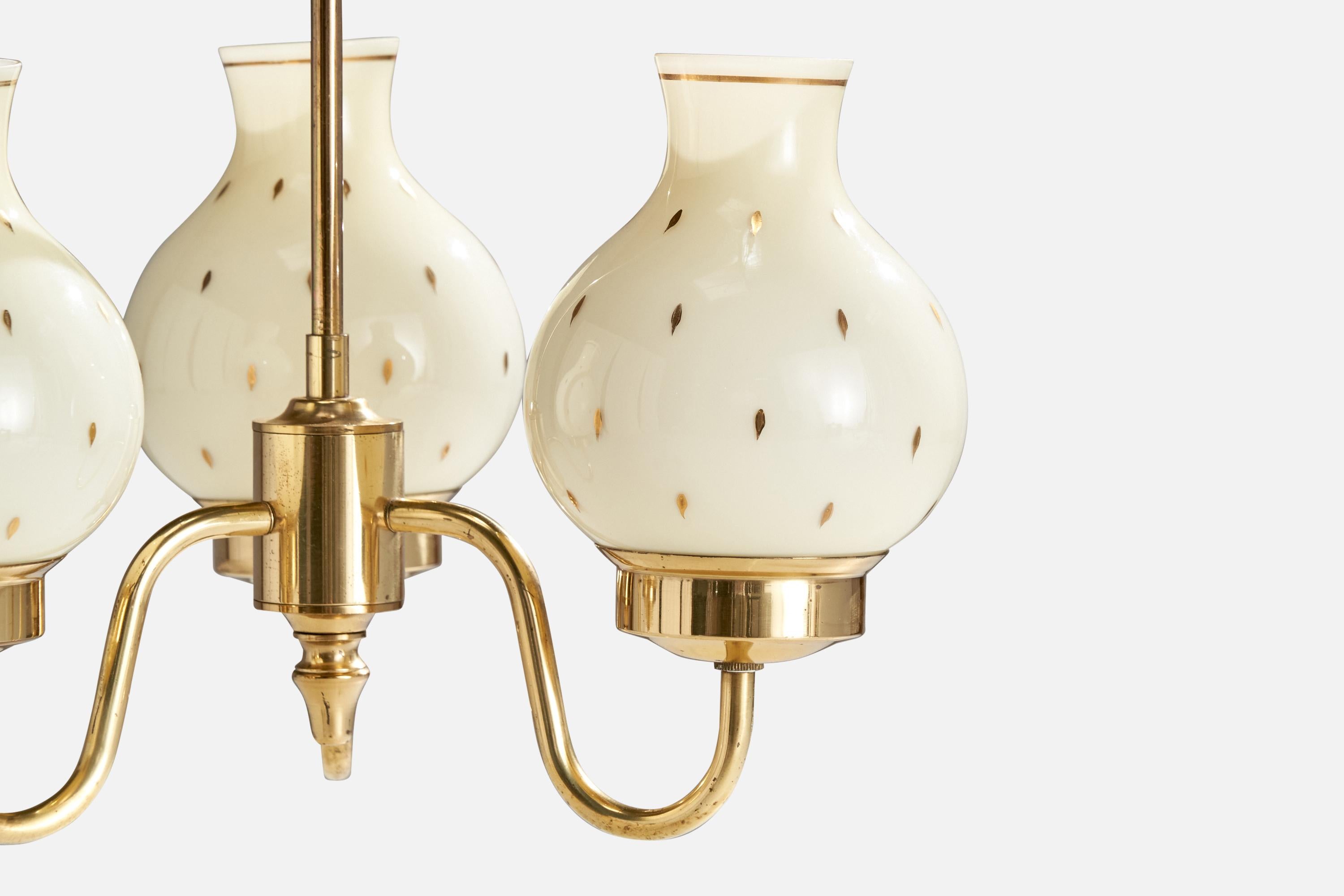 Milieu du XXe siècle Designer suédois, lustre, laiton, verre, Suède, années 1950 en vente