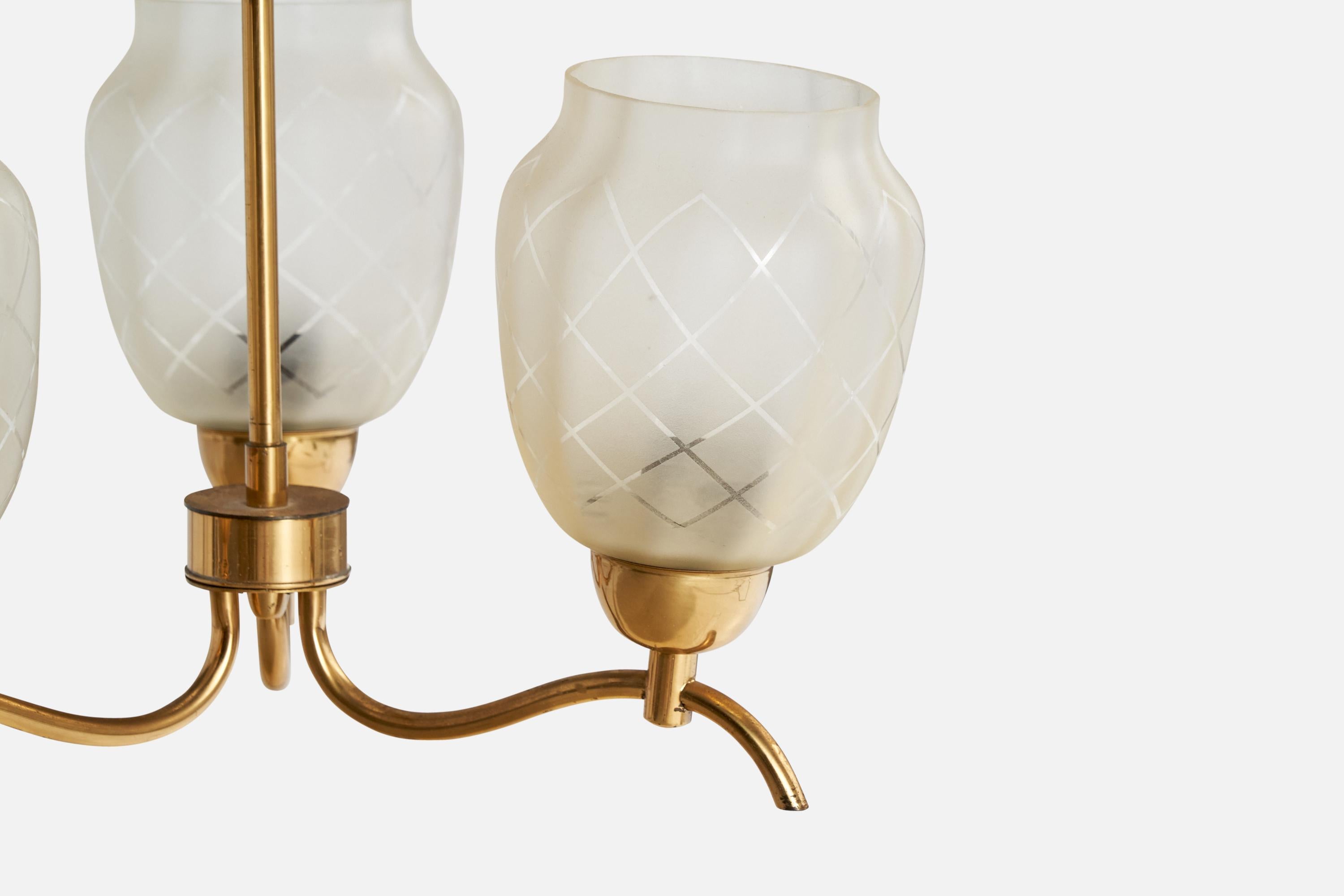Metà XX secolo Designer svedese, lampadario, ottone, vetro, Svezia, anni '50 in vendita