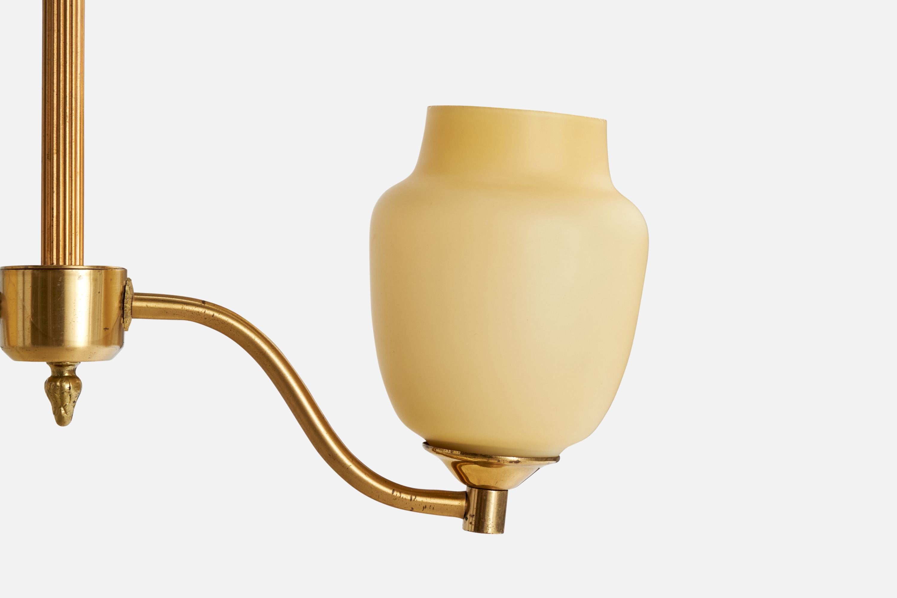 Laiton Designer suédois, lustre, laiton, verre, Suède, années 1950 en vente