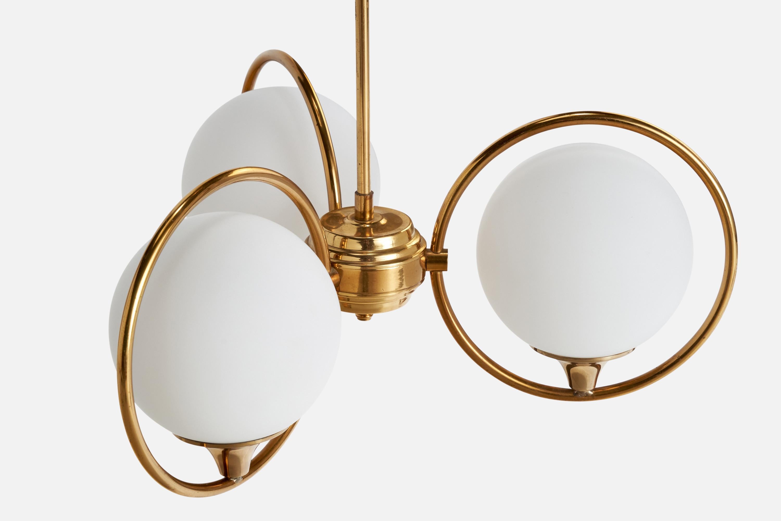 Laiton Designer suédois, lustre, laiton, verre, Suède, années 1950 en vente