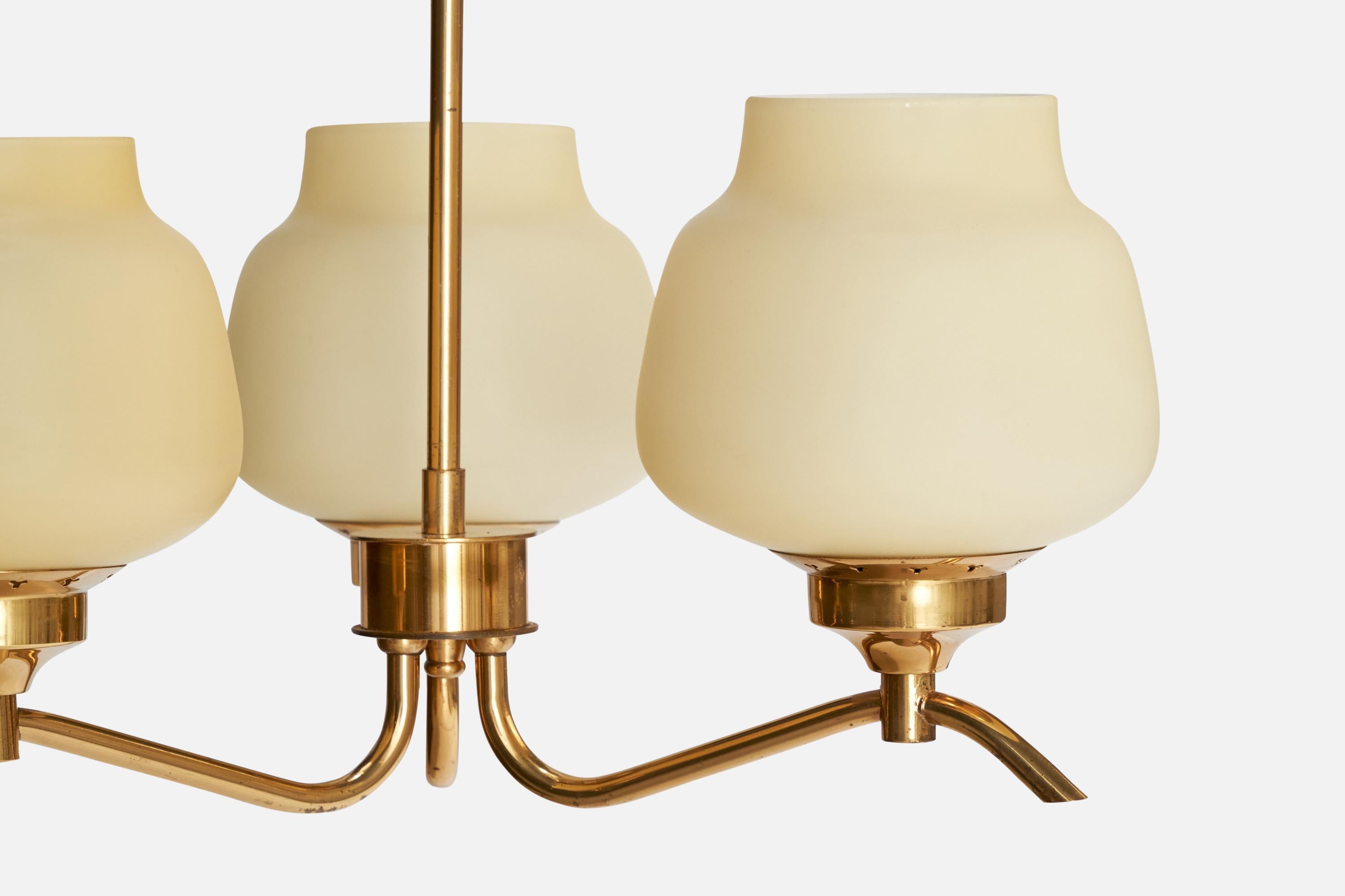 Milieu du XXe siècle Designer suédois, lustre, laiton, verre, Suède, années 1950 en vente