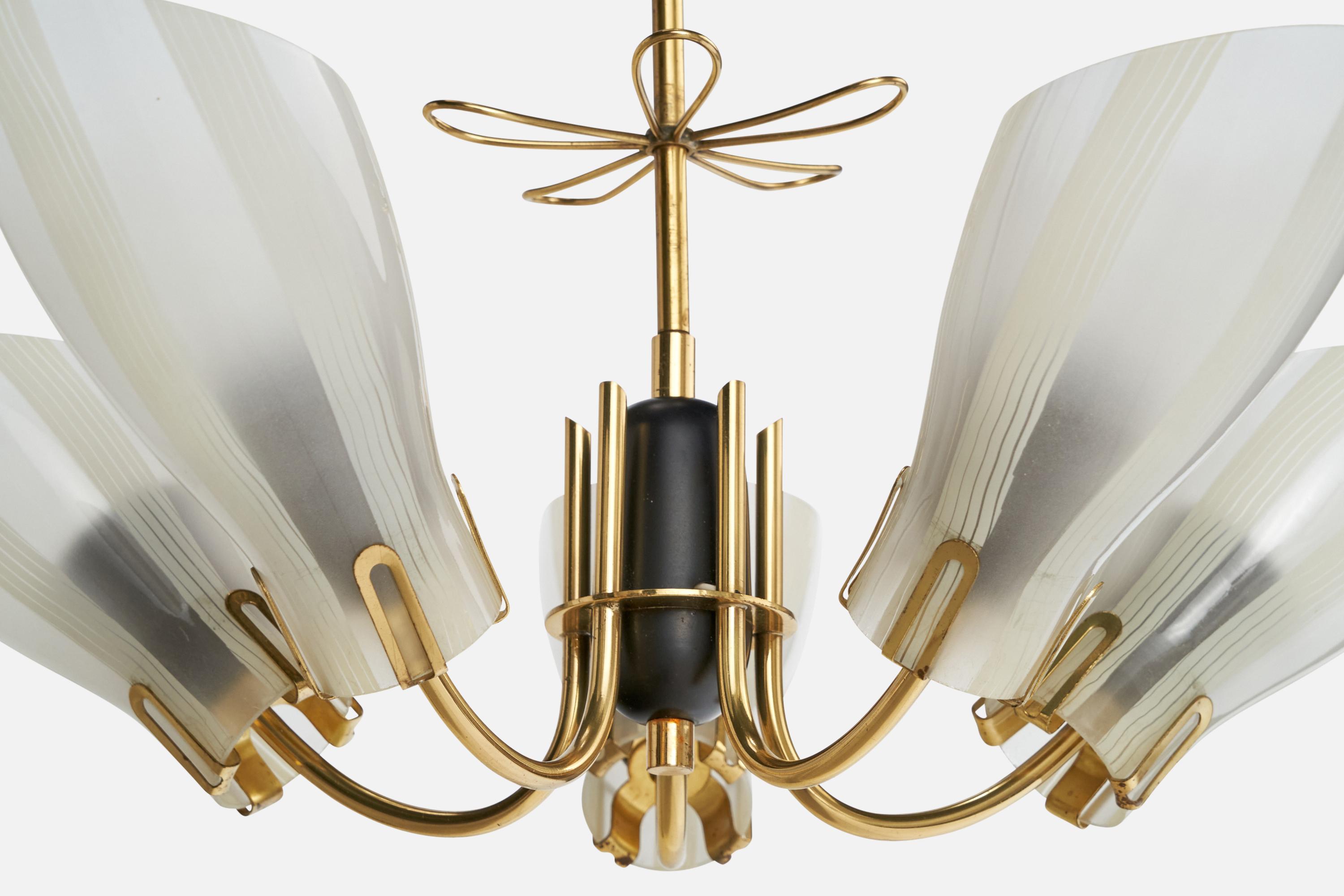 Milieu du XXe siècle Designer suédois, lustre, laiton, verre, Suède, années 1950 en vente