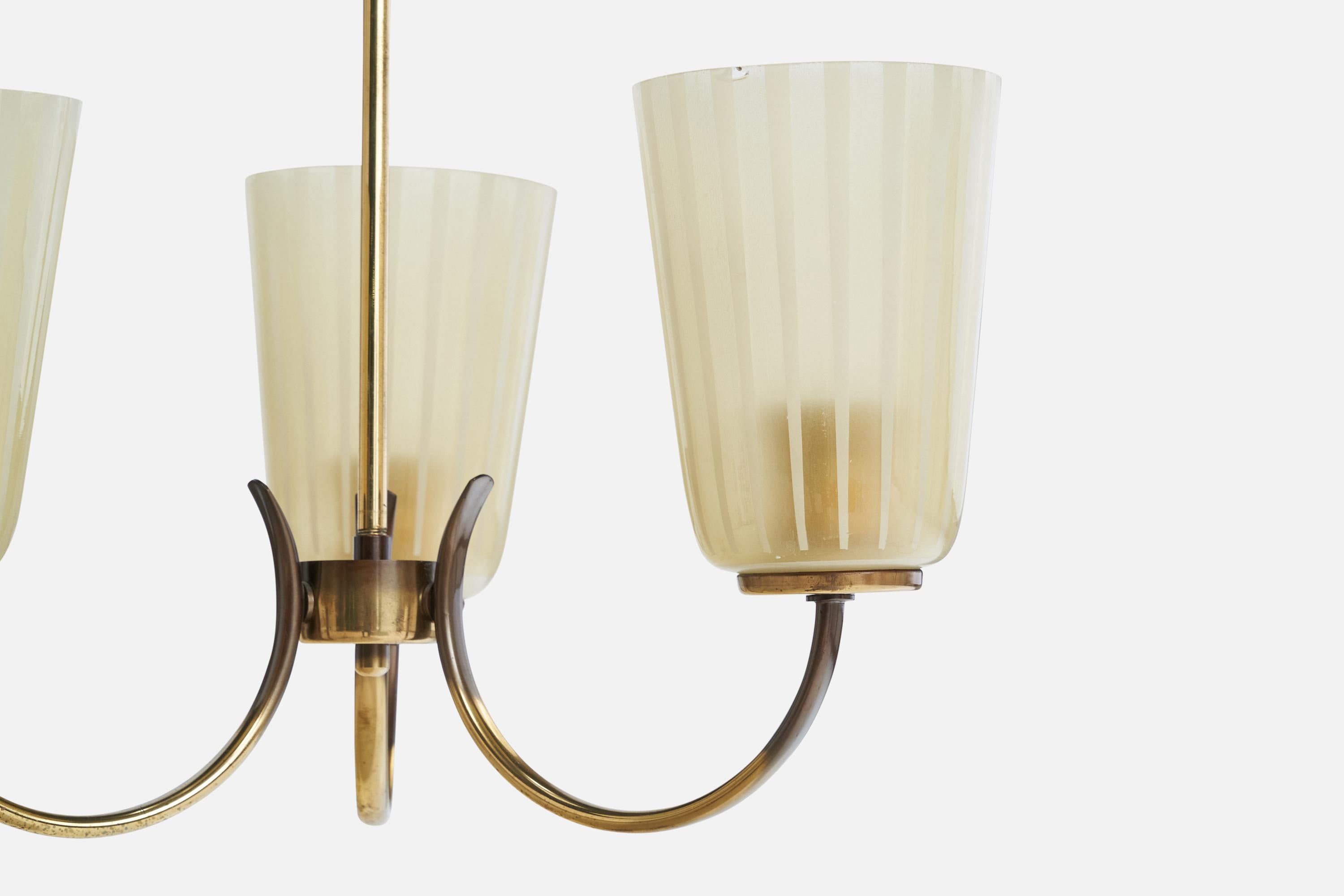 Milieu du XXe siècle Designer suédois, lustre, laiton, verre, Suède, années 1950 en vente