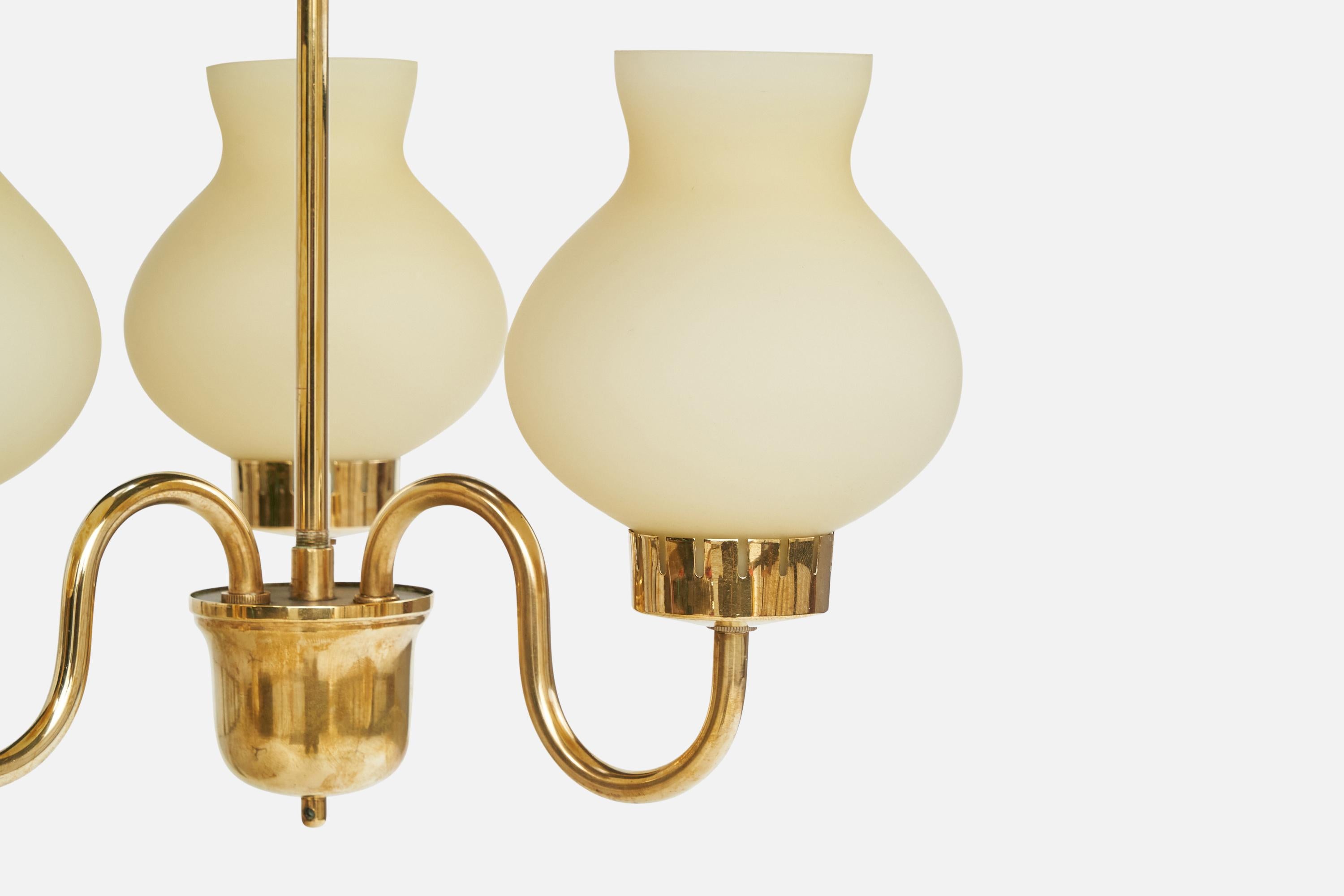 Milieu du XXe siècle Designer suédois, lustre, laiton, verre, Suède, années 1950 en vente
