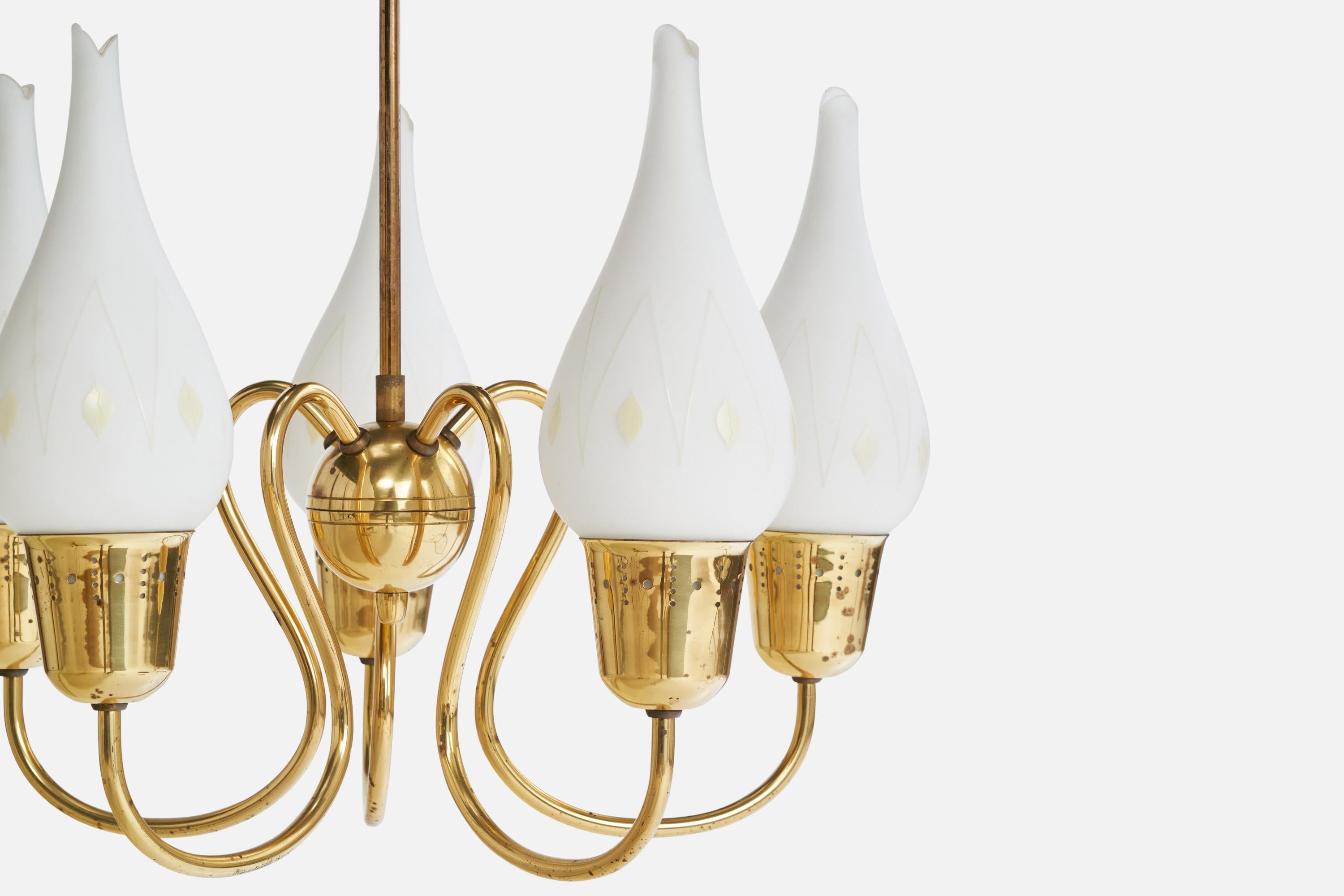 Milieu du XXe siècle Designer suédois, lustre, laiton, verre, Suède, années 1950 en vente