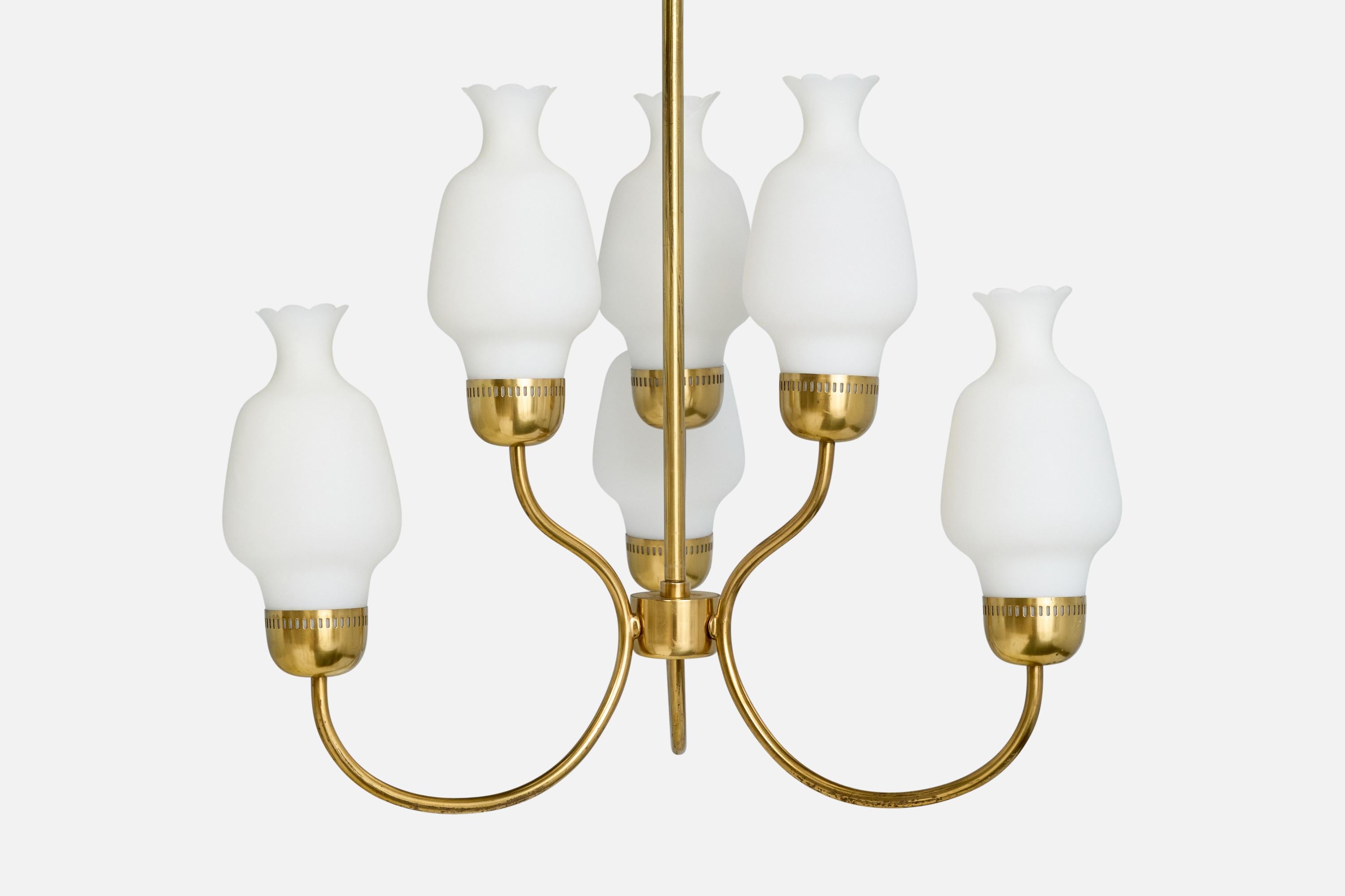 Laiton Designer suédois, lustre, laiton, verre, Suède, années 1950 en vente