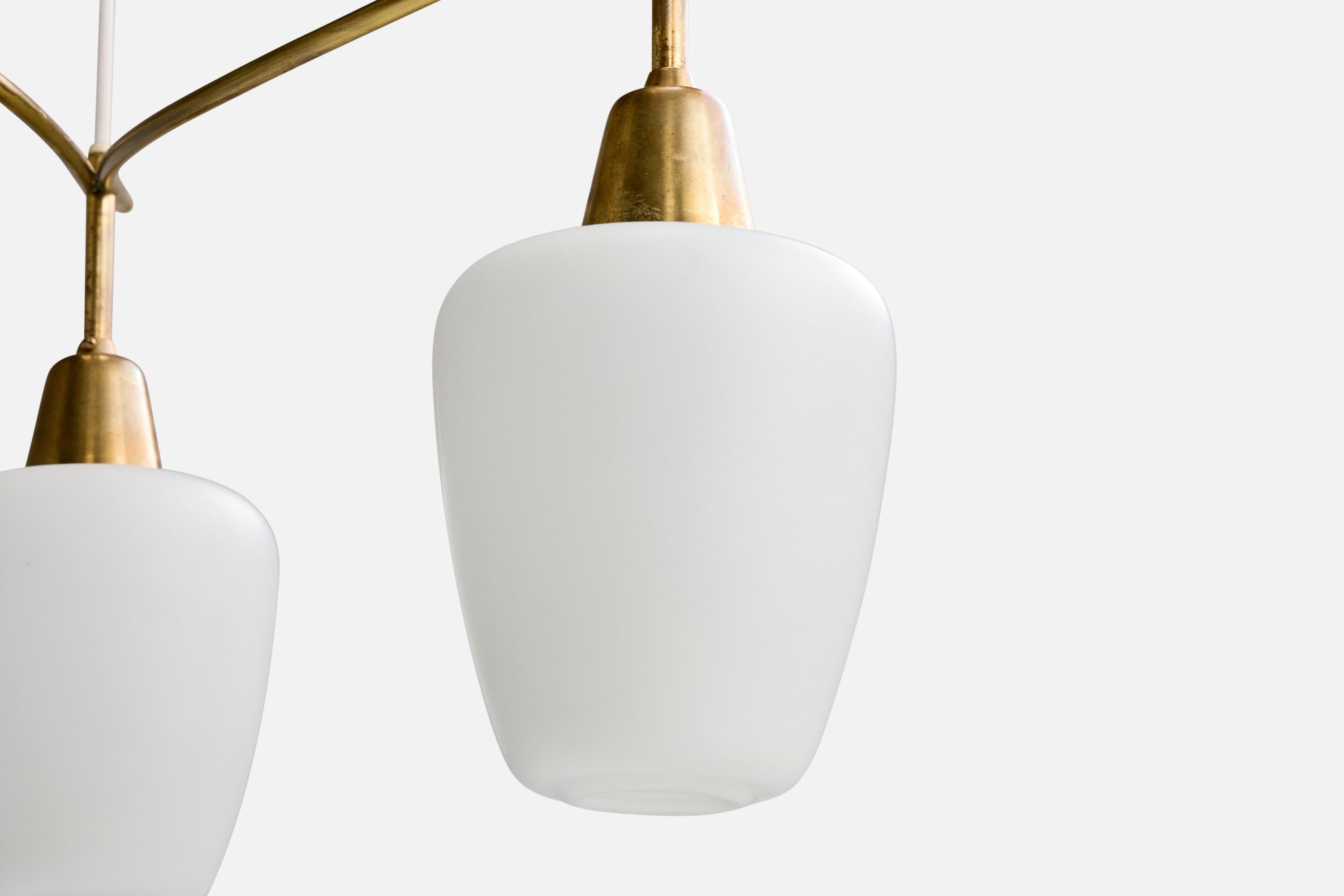 Metà XX secolo Lampadario di design svedese, ottone, vetro, Svezia, anni '1950 in vendita
