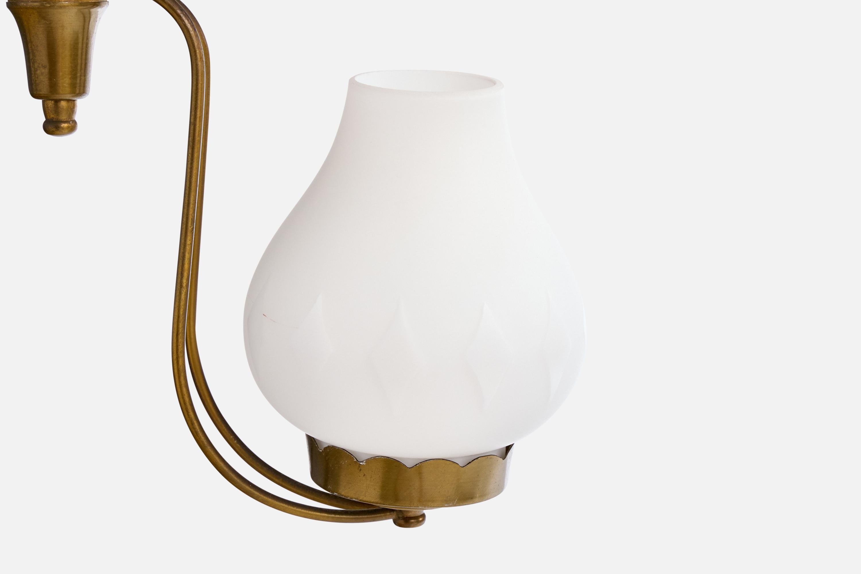 Milieu du XXe siècle Designer suédois, lustre, laiton, verre, Suède, années 1950 en vente
