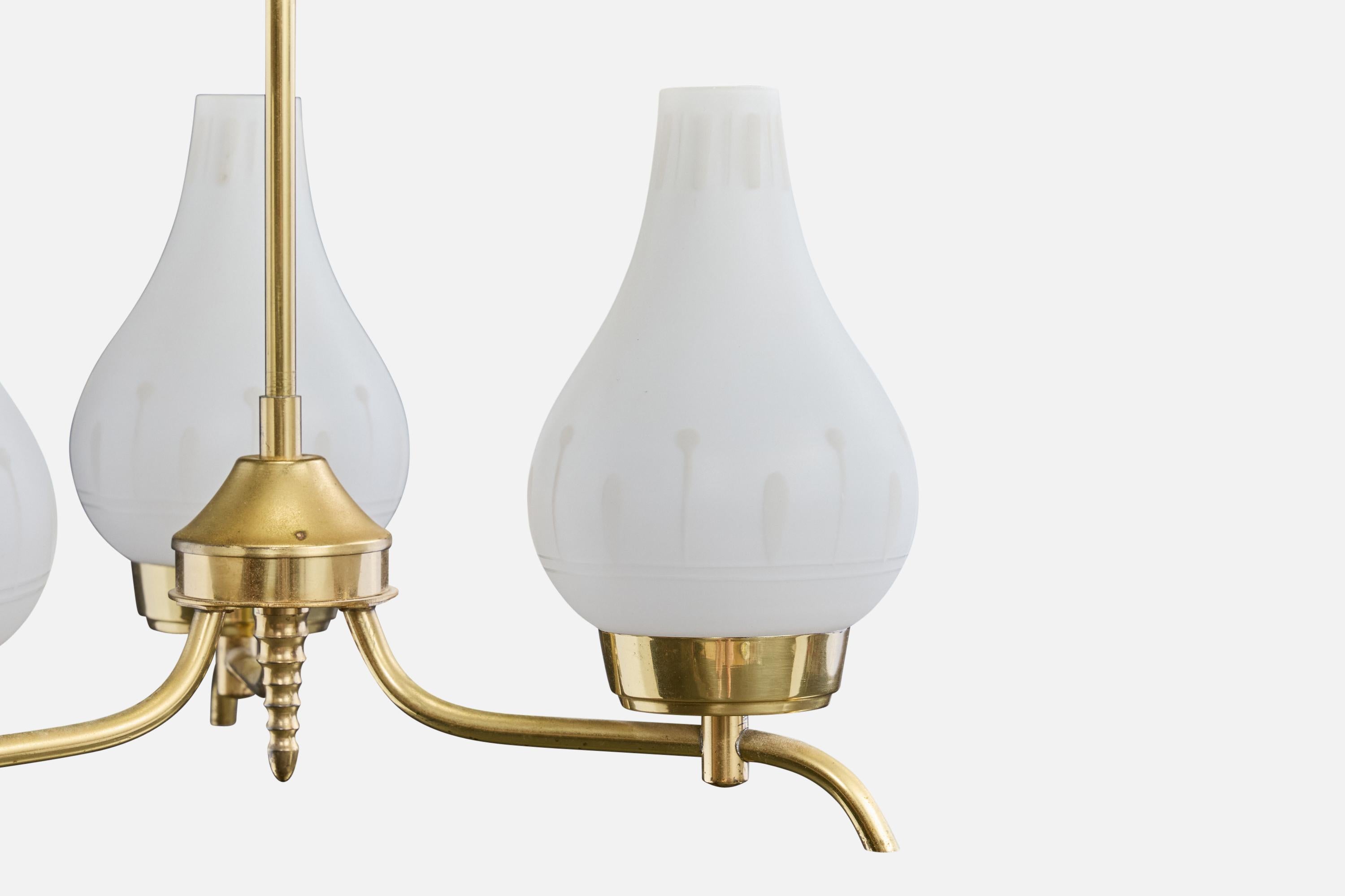 Metà XX secolo Lampadario di design svedese, ottone, vetro, Svezia, anni '1950 in vendita