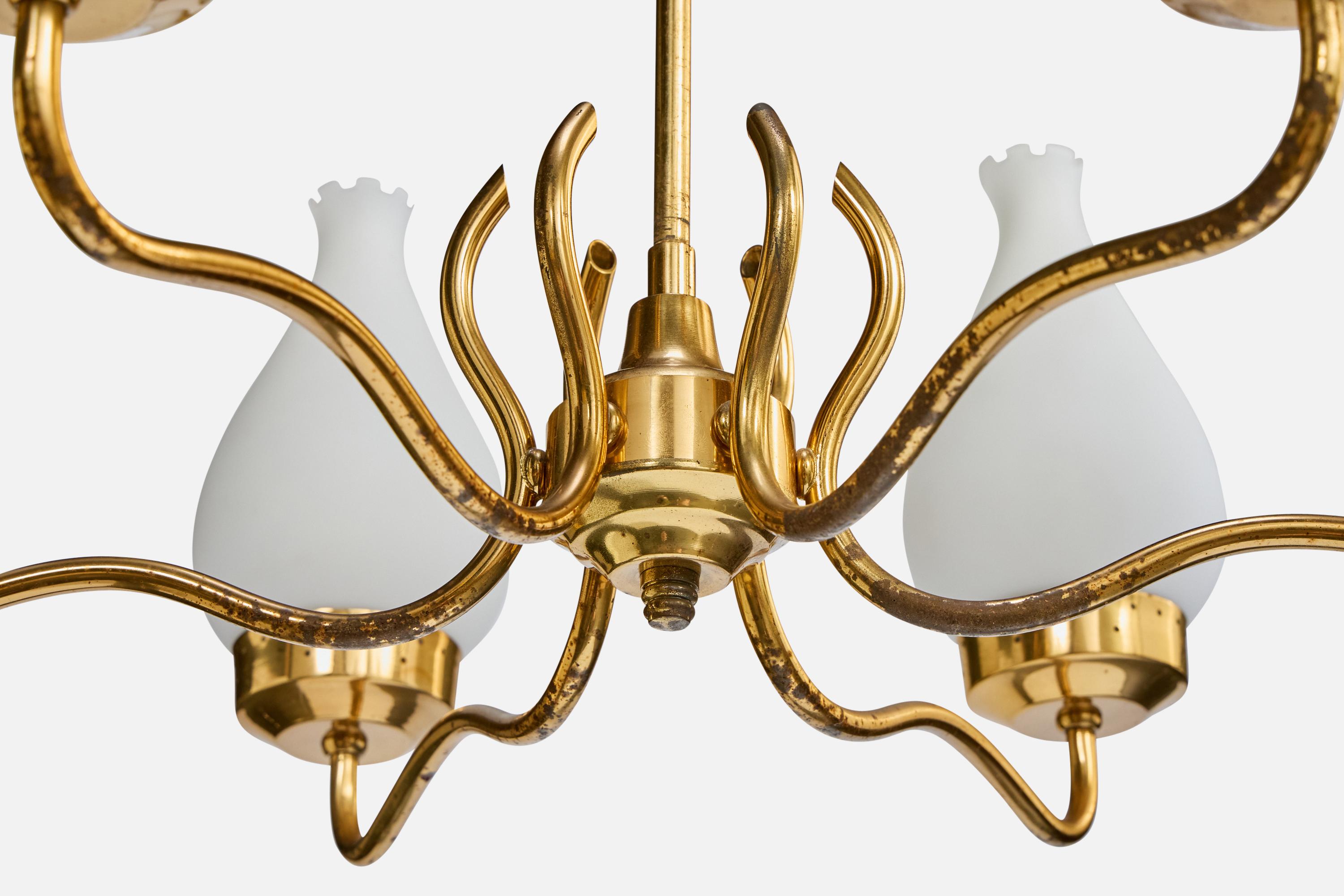 Milieu du XXe siècle Designer suédois, lustre, laiton, verre, Suède, années 1950 en vente