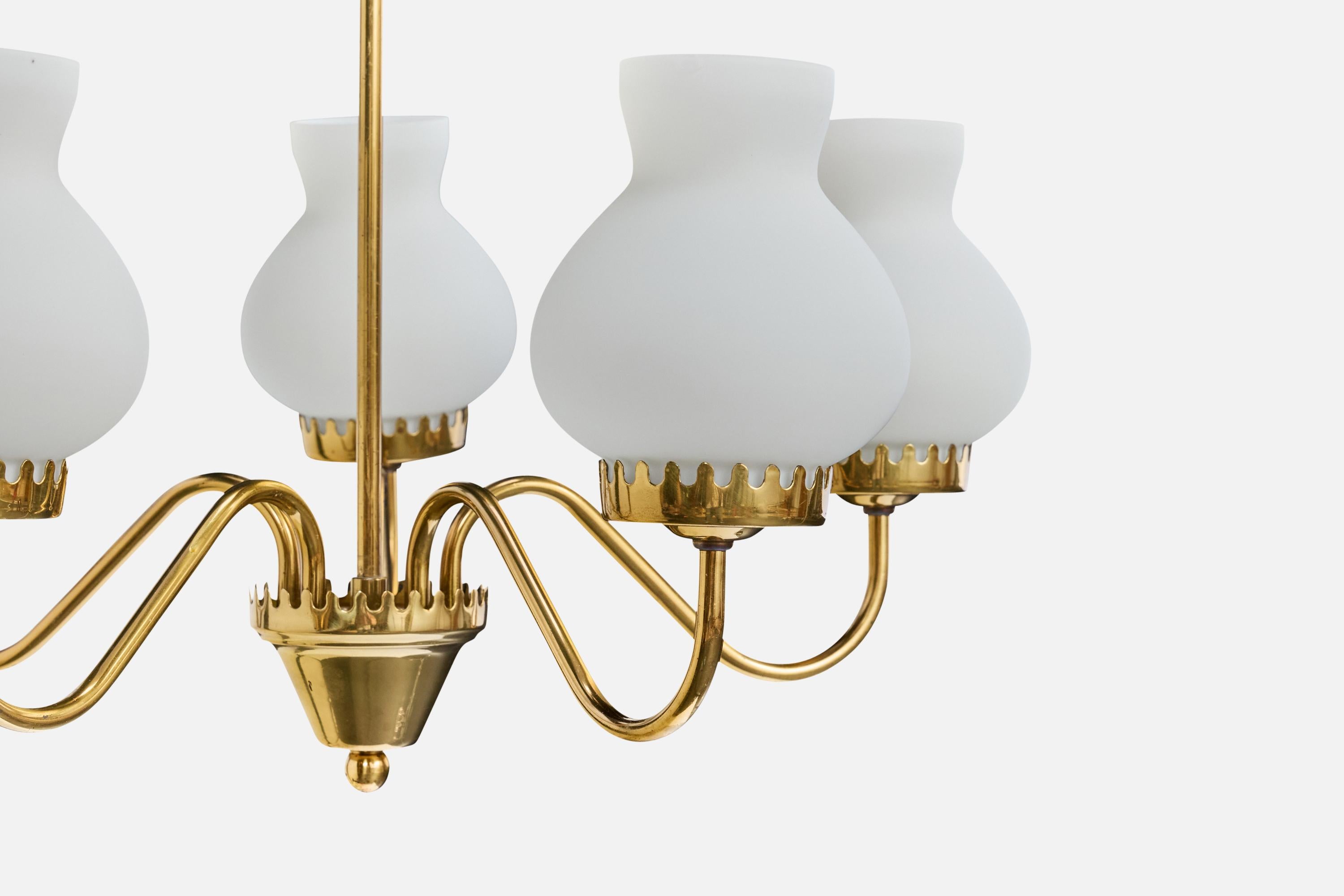 Milieu du XXe siècle Designer suédois, lustre, laiton, verre, Suède, années 1950 en vente