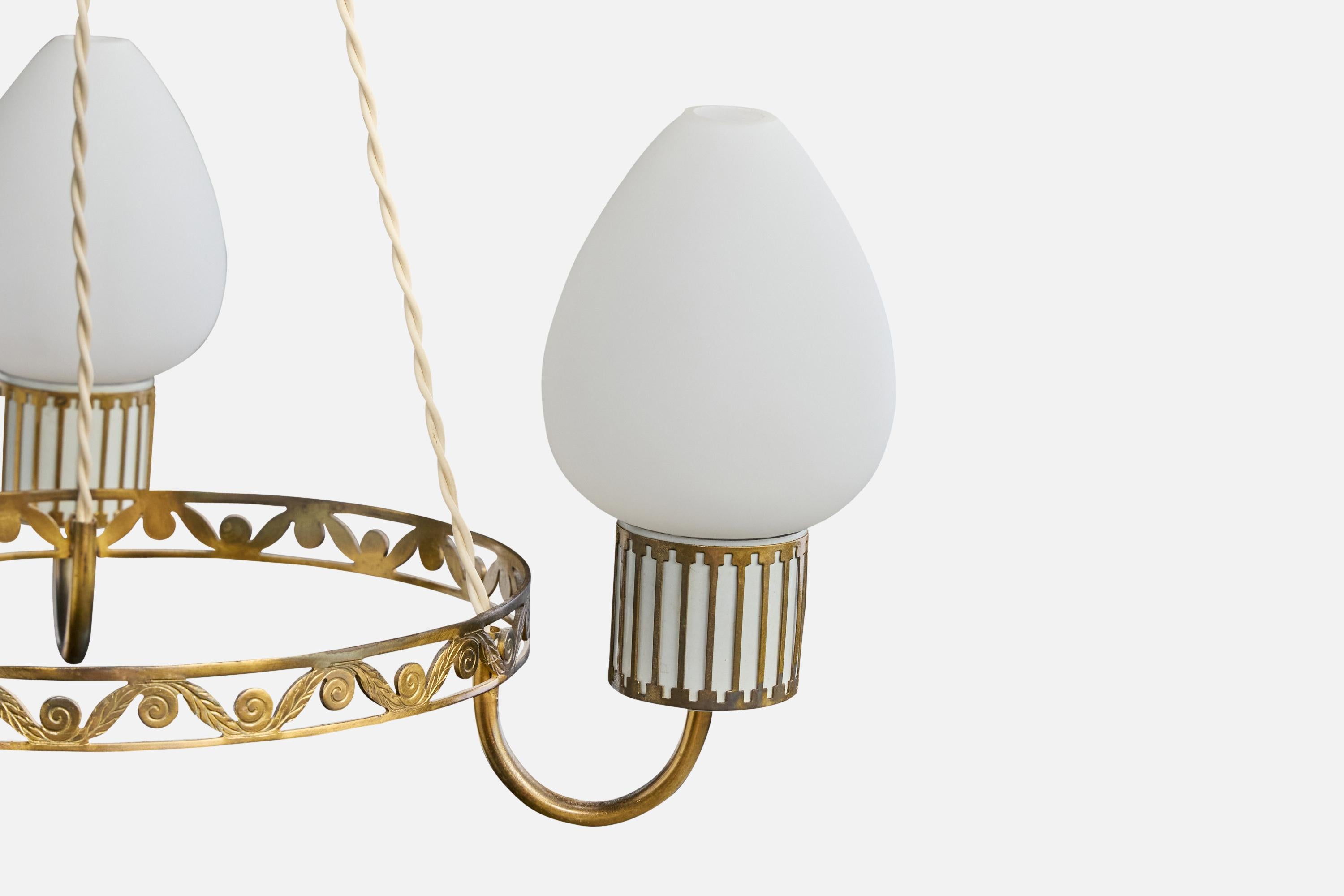 Milieu du XXe siècle Designer suédois, lustre, laiton, verre, Suède, années 1950 en vente