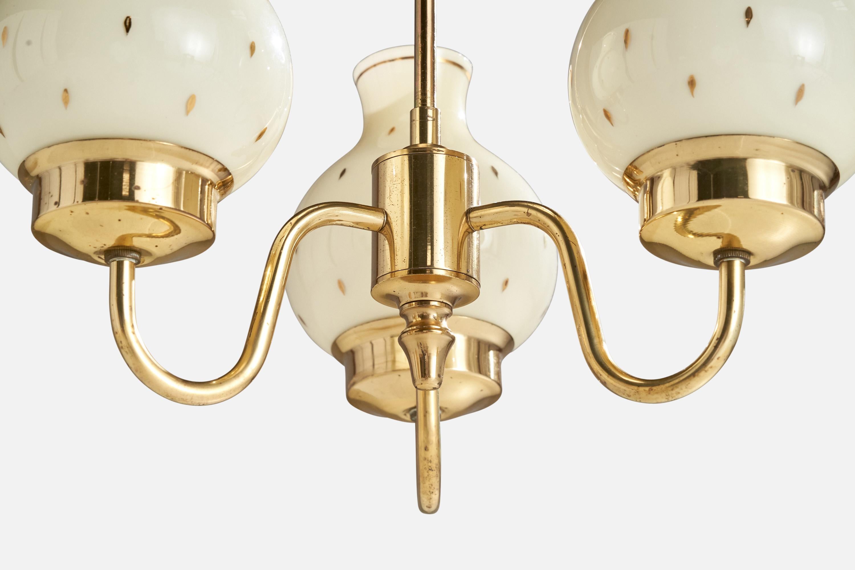 Laiton Designer suédois, lustre, laiton, verre, Suède, années 1950 en vente
