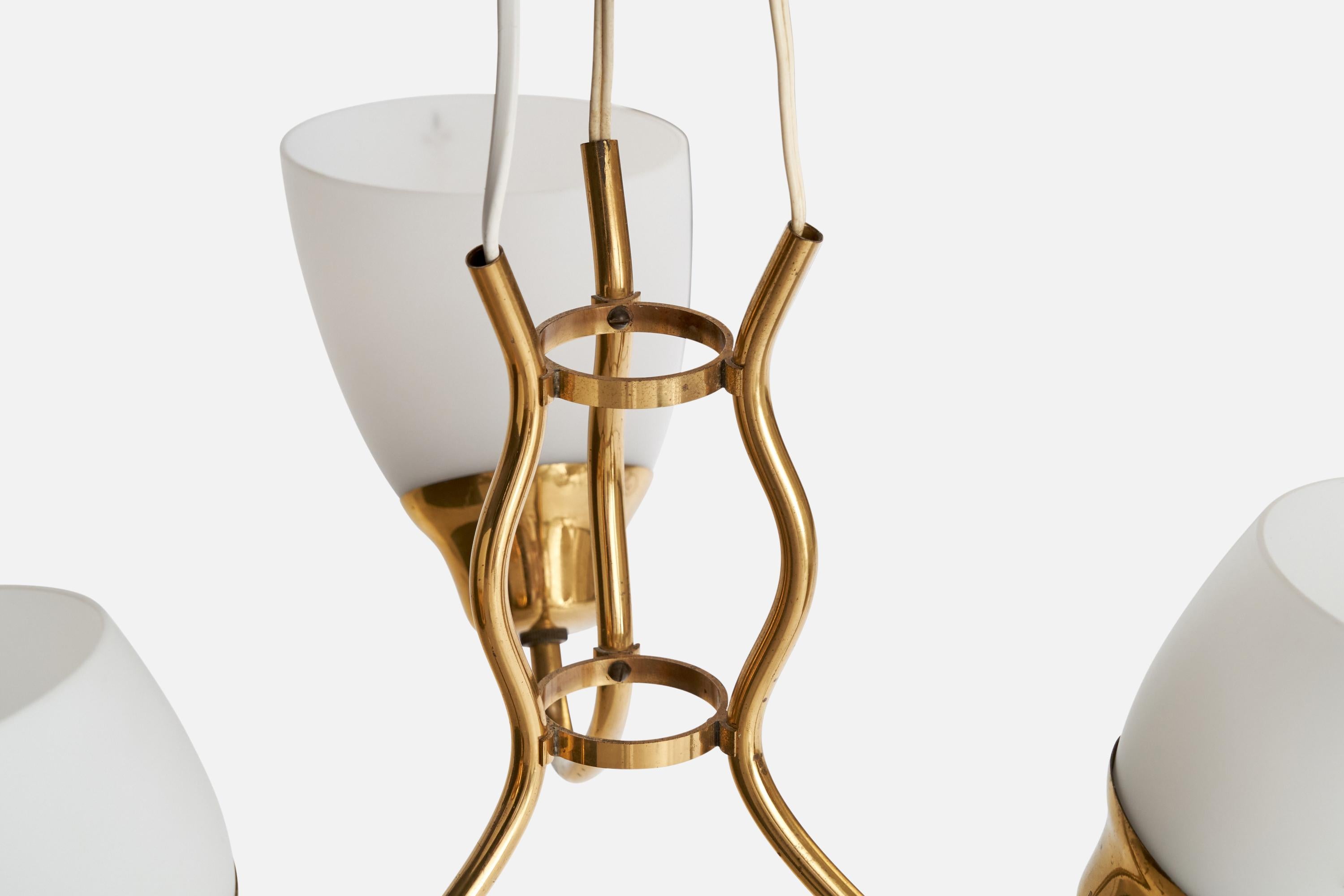 Laiton Designer suédois, lustre, laiton, verre, Suède, années 1950 en vente