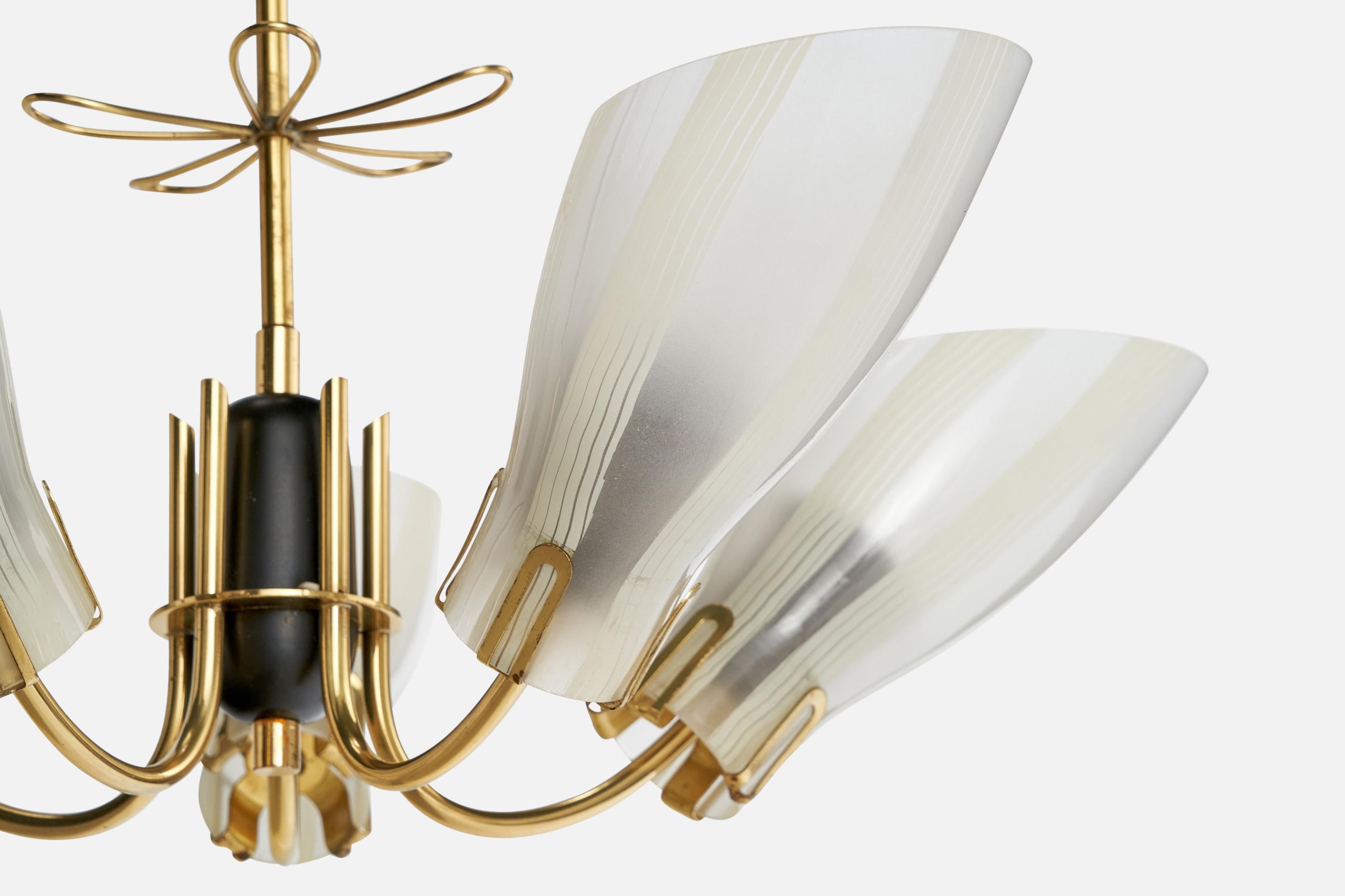 Laiton Designer suédois, lustre, laiton, verre, Suède, années 1950 en vente