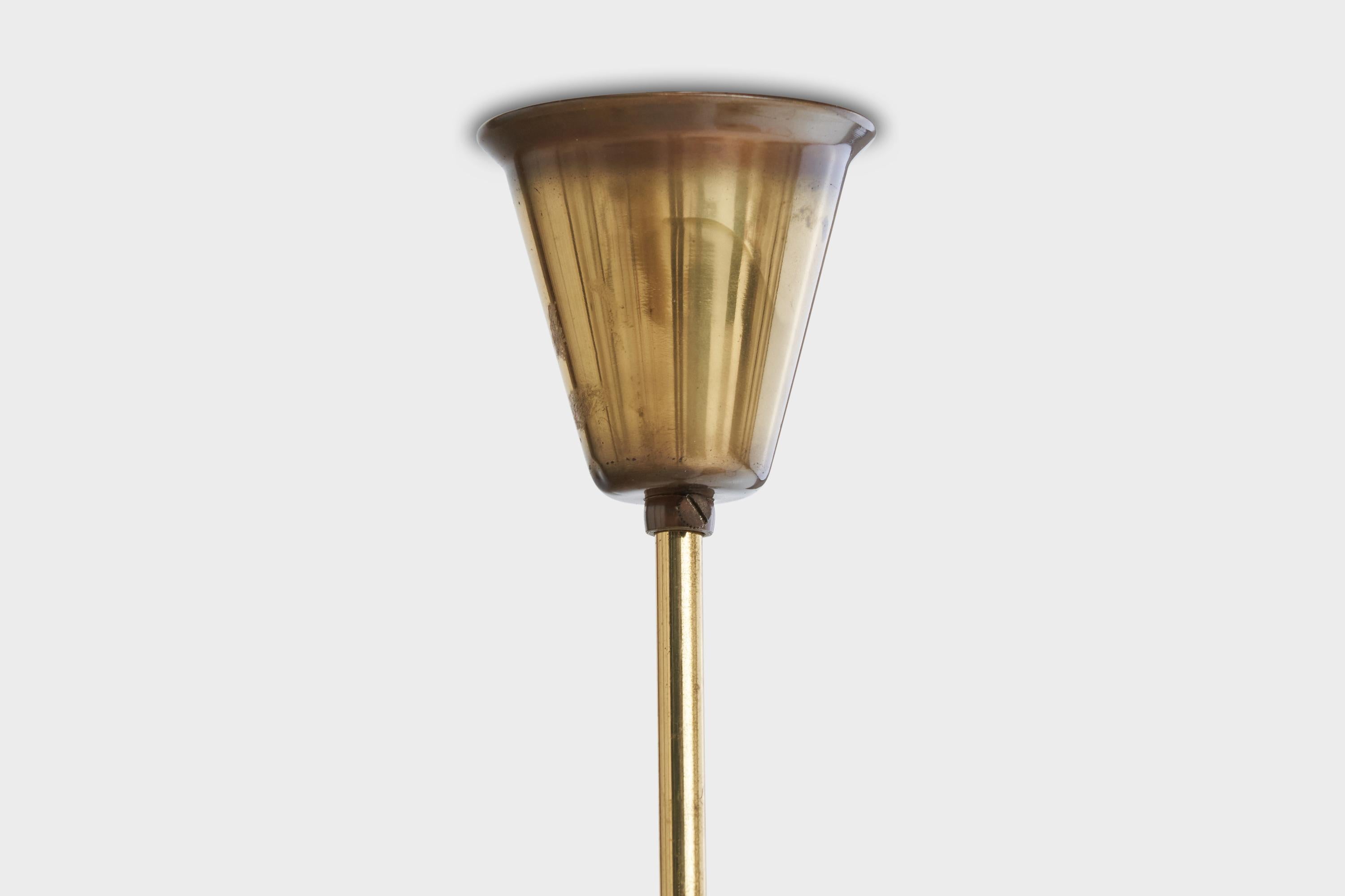 Laiton Designer suédois, lustre, laiton, verre, Suède, années 1950 en vente