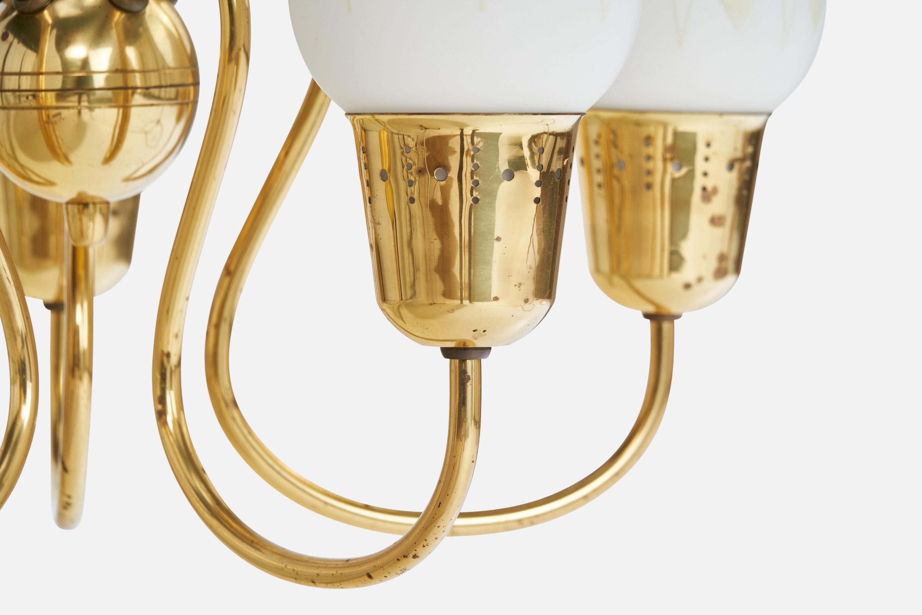Laiton Designer suédois, lustre, laiton, verre, Suède, années 1950 en vente