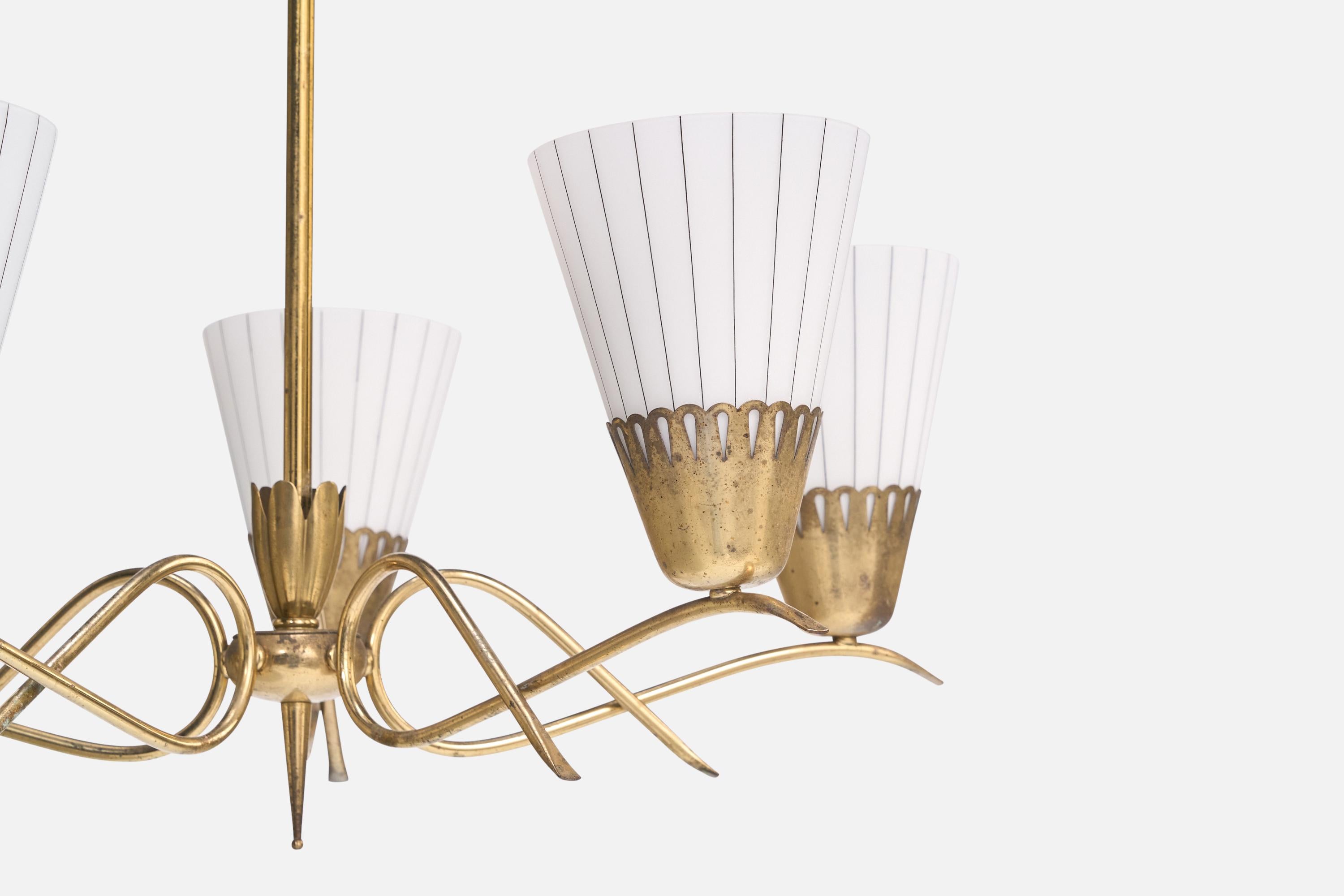 Laiton Designer suédois, lustre, laiton, verre, Suède, années 1950 en vente