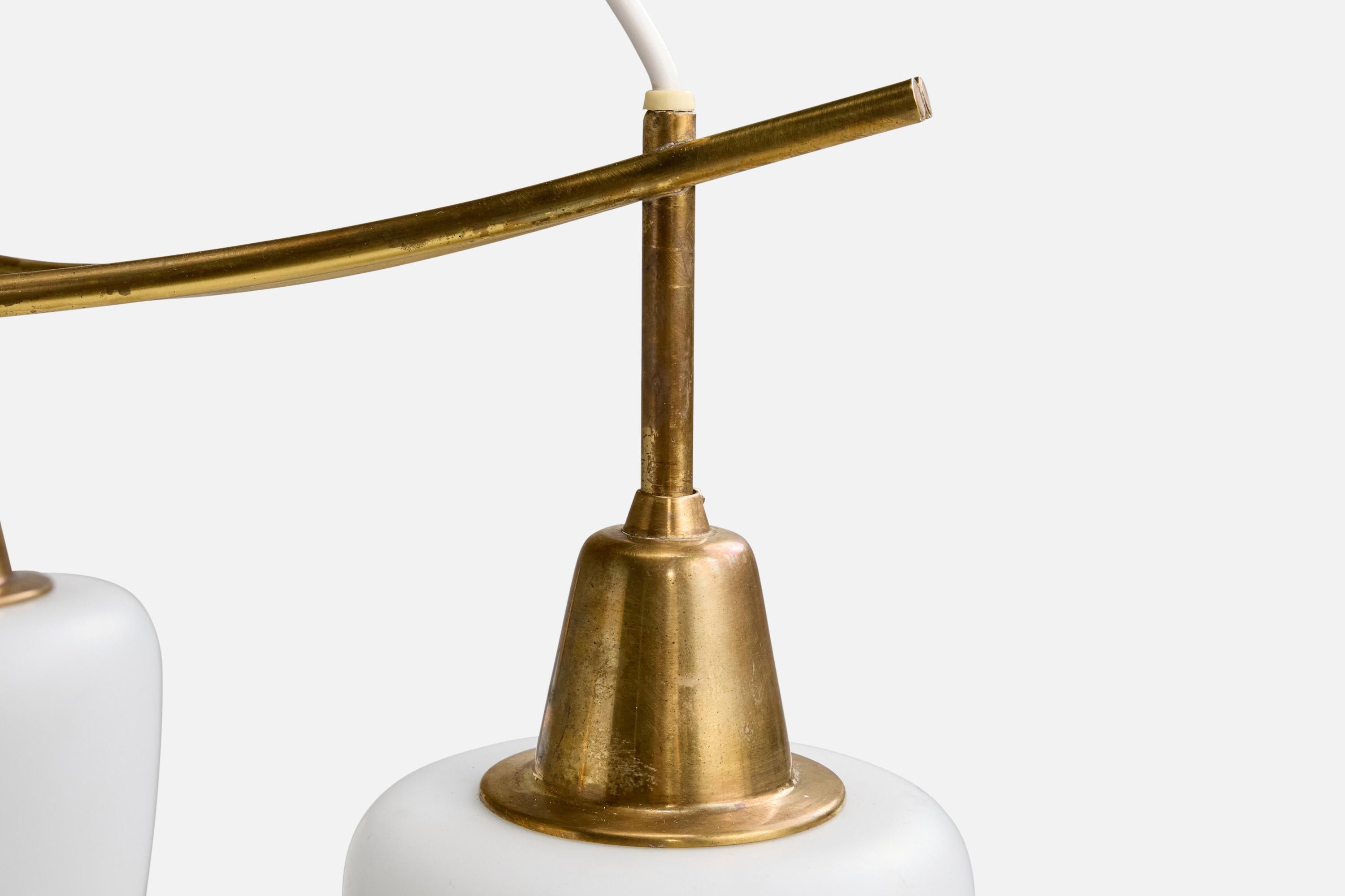 Ottone Lampadario di design svedese, ottone, vetro, Svezia, anni '1950 in vendita